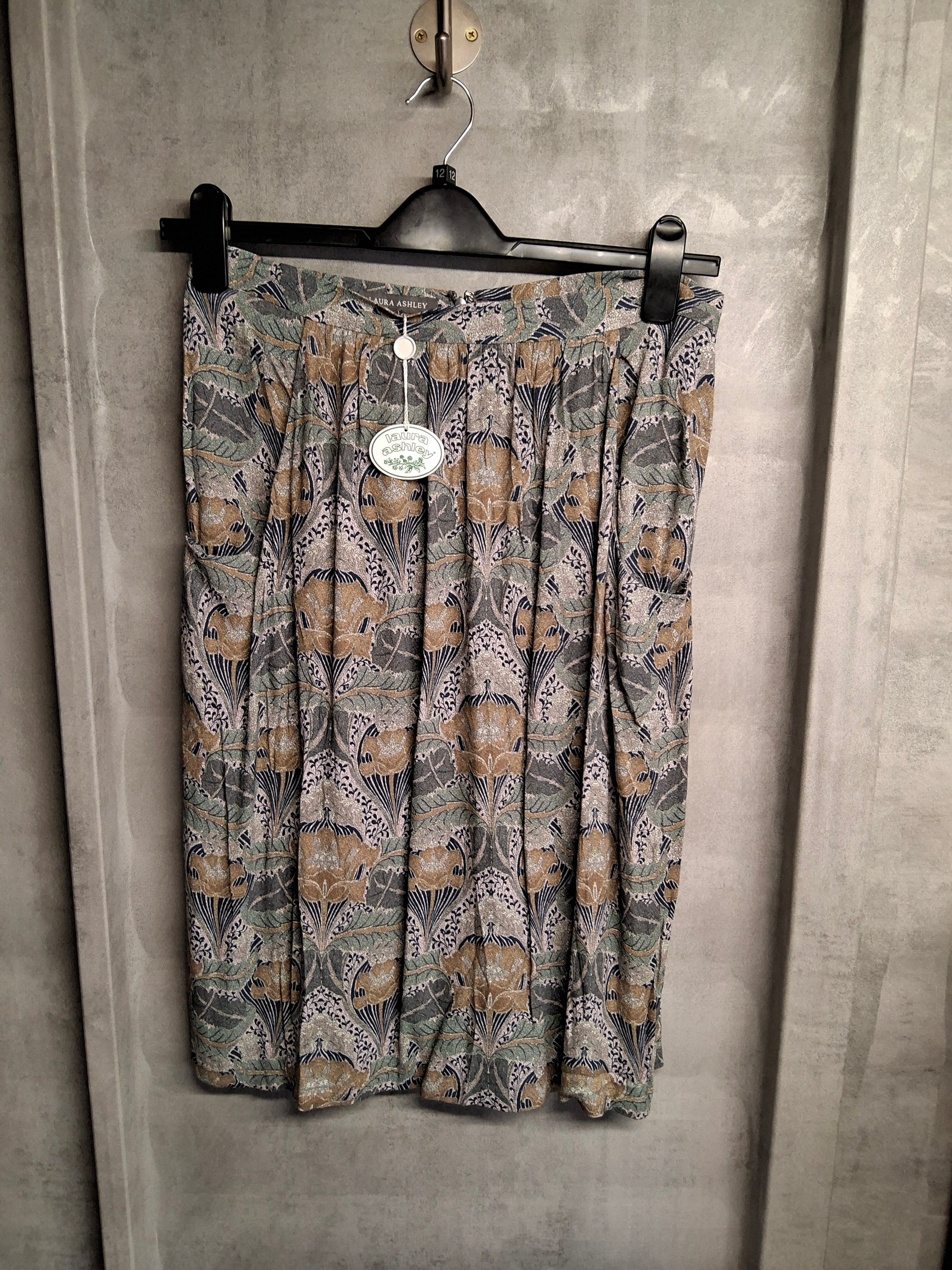 Laura Ashley Green Grey Floral Print Skirt – Size 12 – Viscose Lined