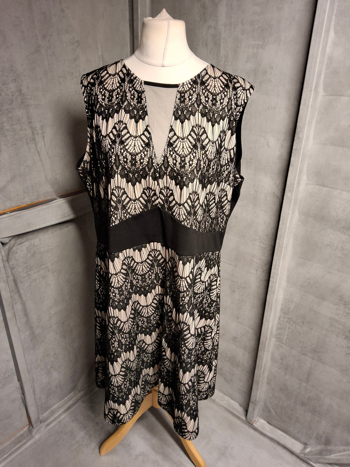 Simply Be Black & Nude Lace Midi Dress – Size 24 – Sleeveless Elegant Style