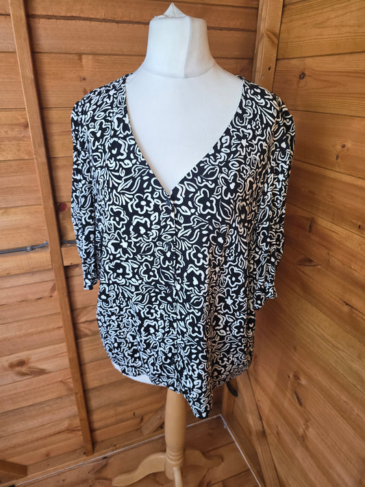 New Look Black & White Floral Blouse Size 16 V-Neck, Button Front, 3/4 Sleeves with Elasticated Cuffs