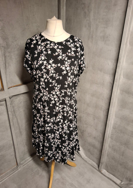 George Black & White Floral Midi Dress – Size 18 (Best Fit 16)
