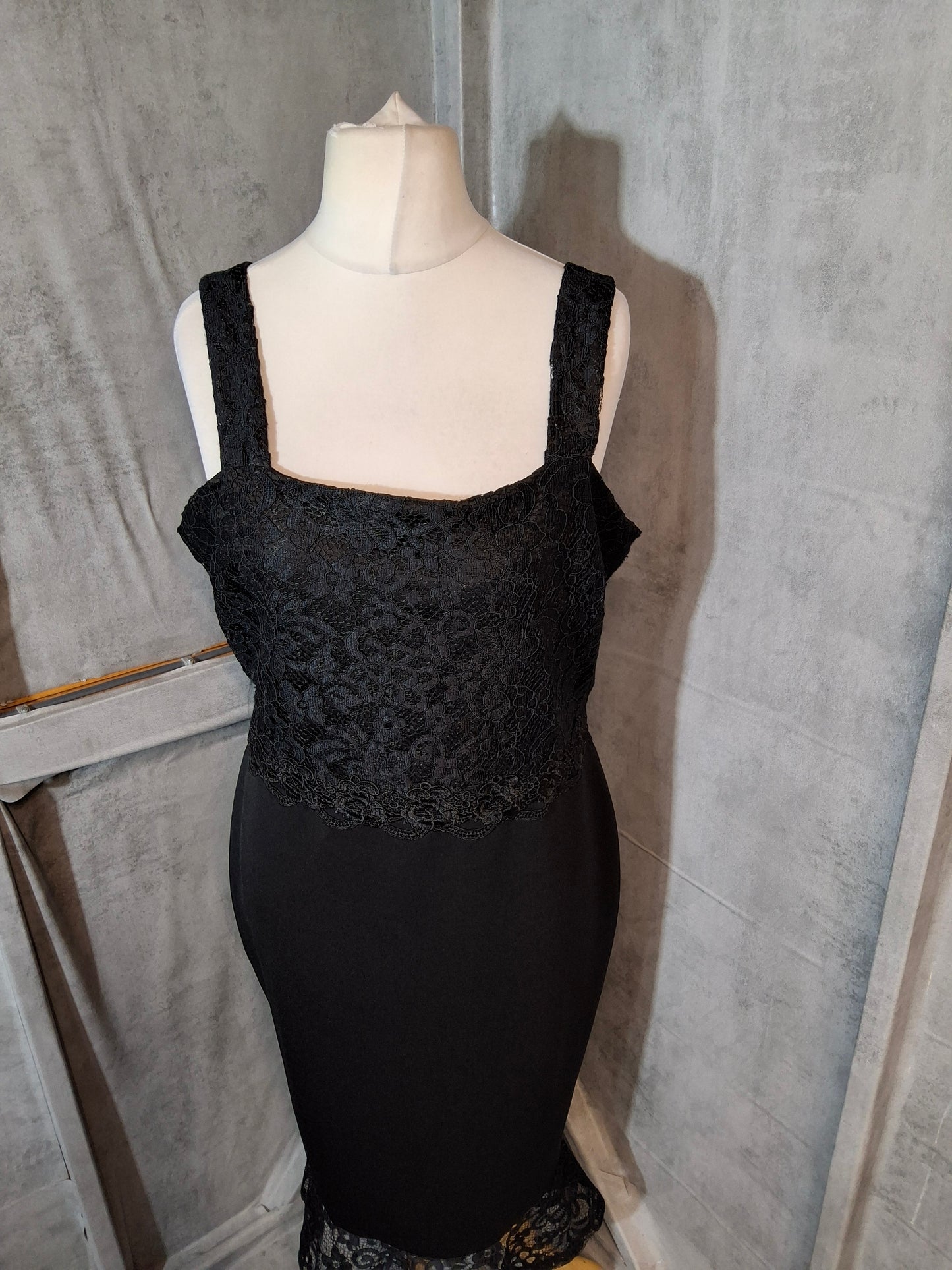 Lipsy London Black Lace Bodycon Midi Dress – Size 16 – NWT
