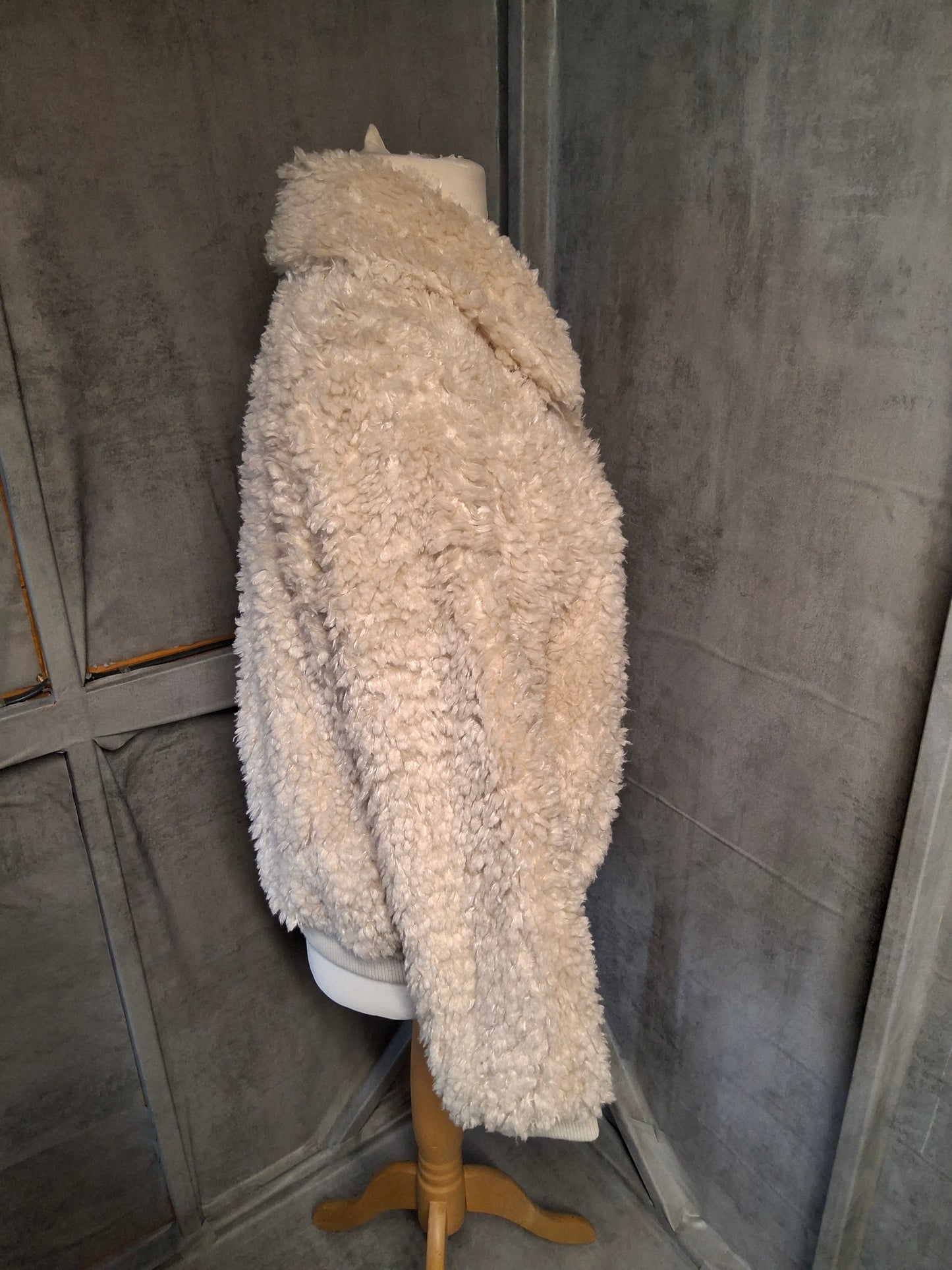 H&M Cream Faux Fur Teddy Coat – Zip Up, Pockets, Lined, Size L (size 16/18) – Cosy Mid Length