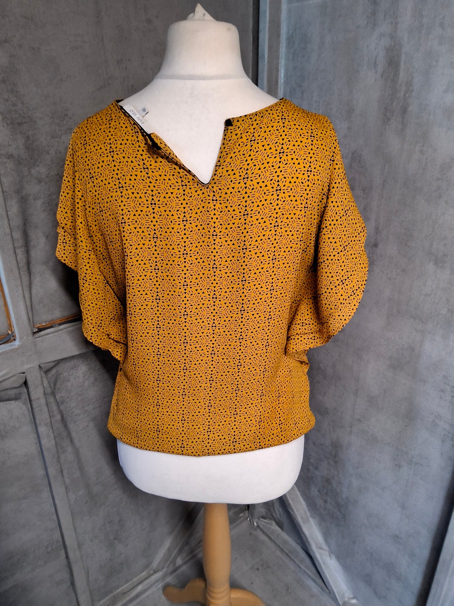 Easy Wear Orange & Black Patterned Top – Size 12 – Frilly Sleeve Button Back