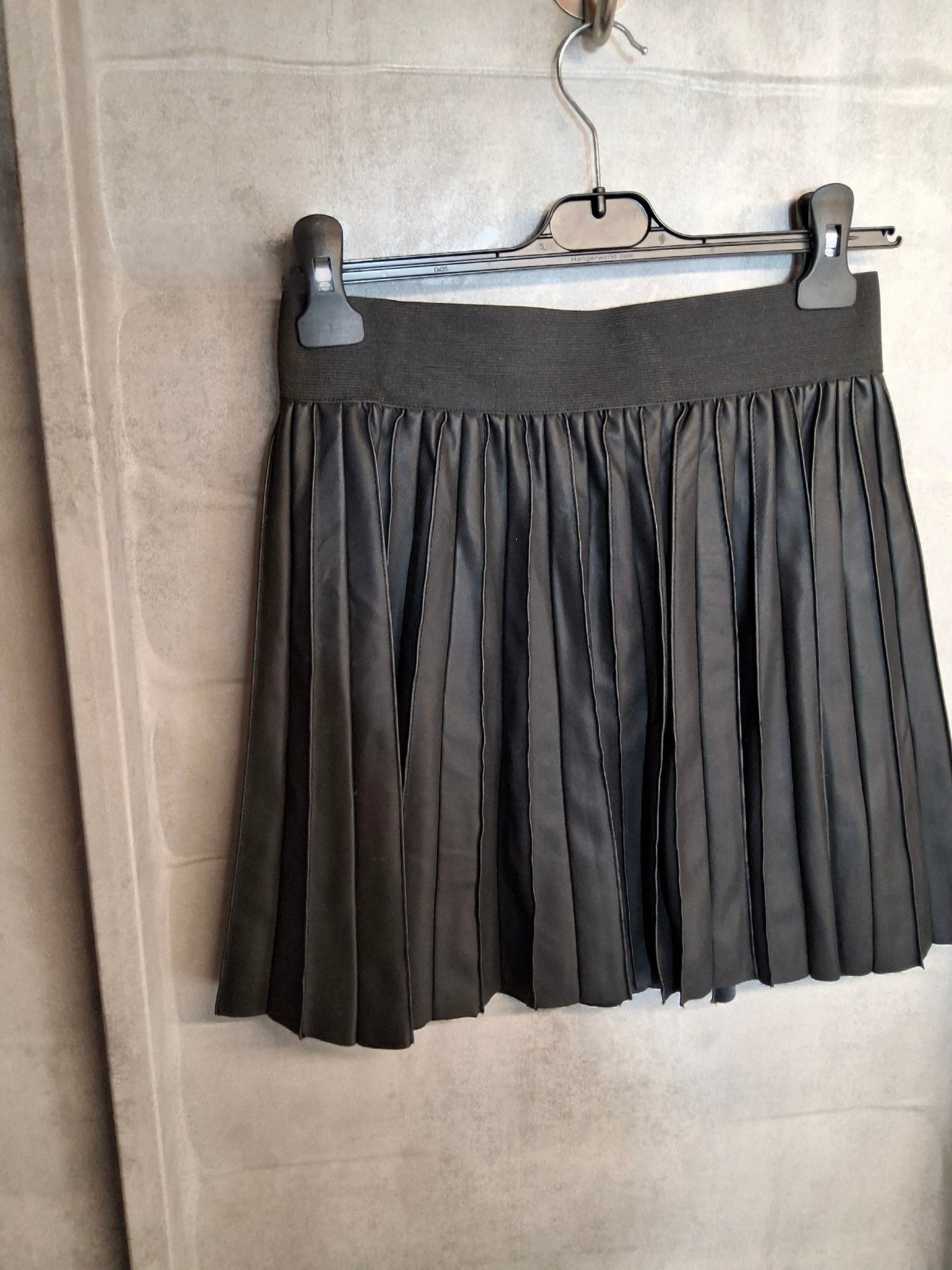 Oasis Black Faux Leather Pleated Mini Skirt – Size 8 – NWT – RRP £38 – Polyurethane