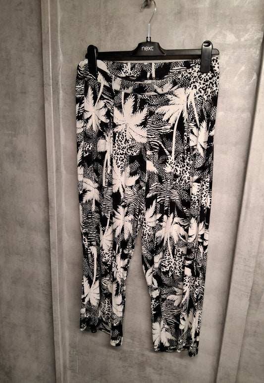 George Black & White Palm Print Cropped Flared Leggings – Size 16 High Waist