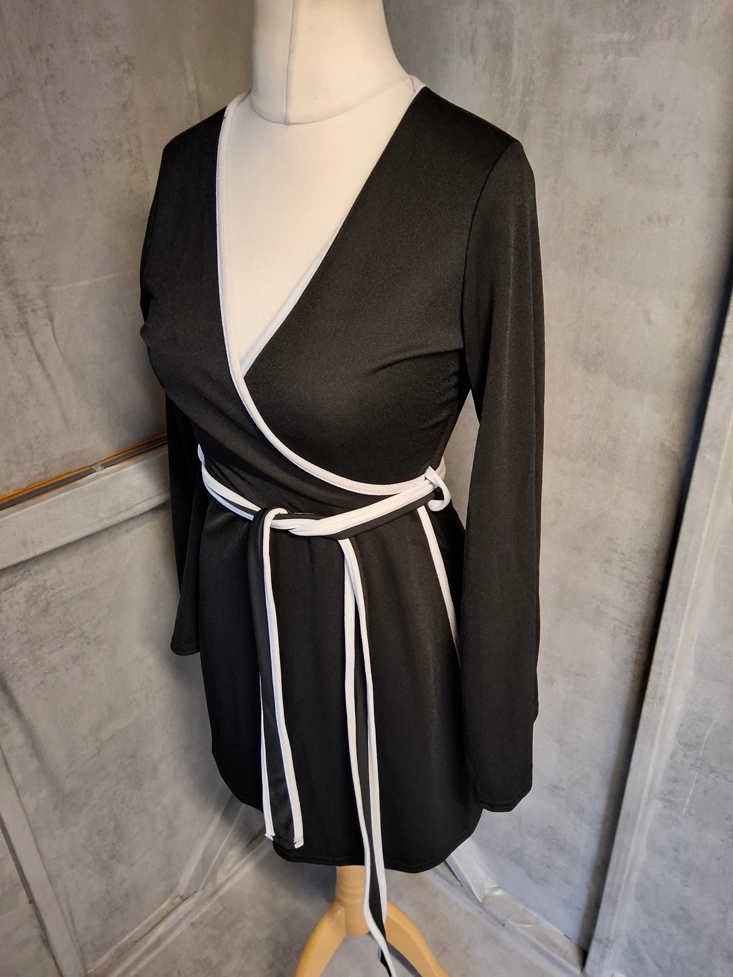 Boohoo Black & White Wrap Dress – Size 10 – Flared Sleeves, Belted Bodycon, Stretch