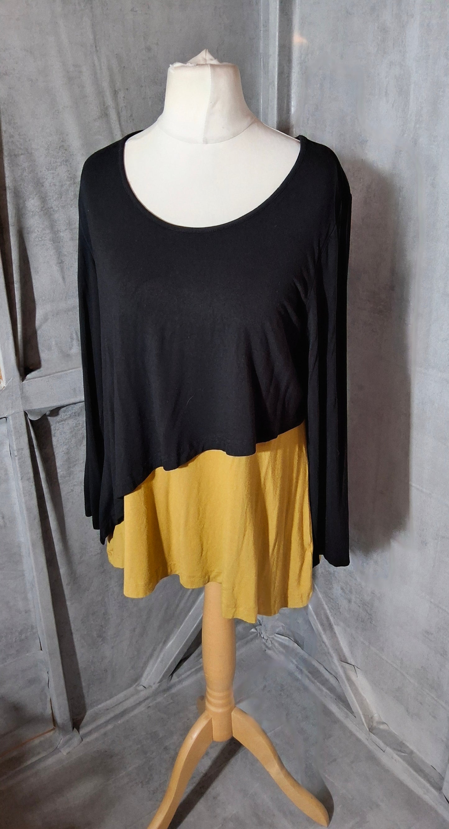 Capri Black & Mustard Layered Long Sleeve Top – Size S/M (Fits size 10–14)