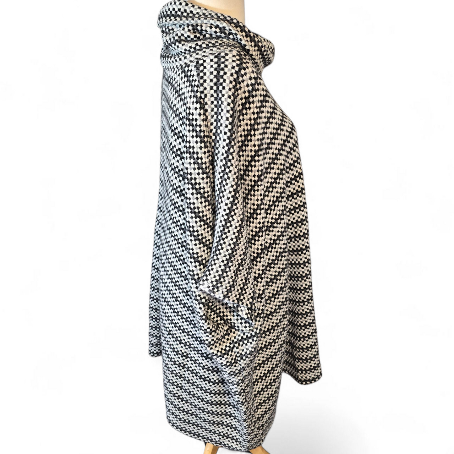 LV Clothing Made in Italy Checked Turtle Neck Jumper – One Size (Best Fits 22+) – Grey, White & Black