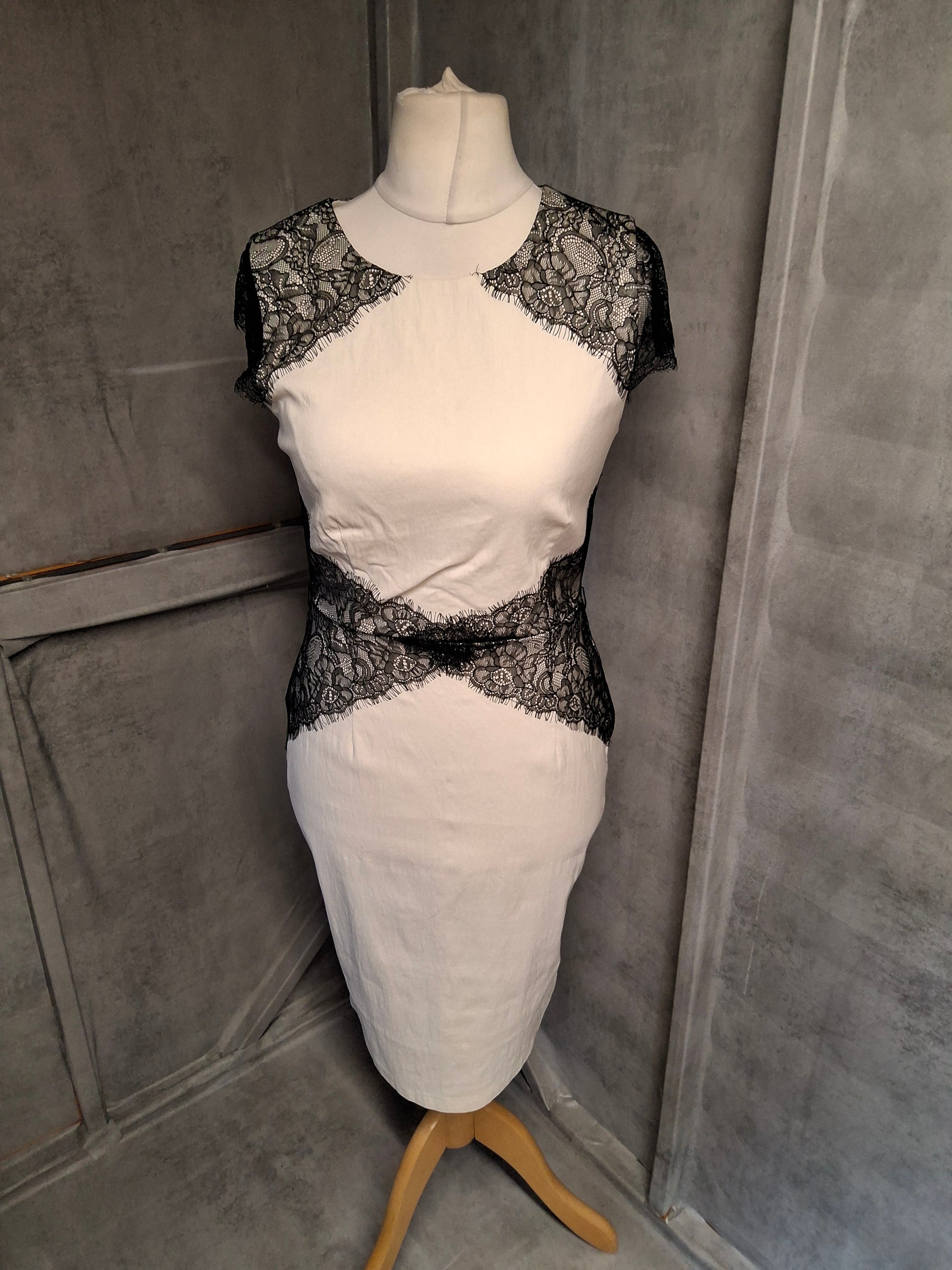 Paper Dolls White & Black Lace Bodycon Dress – Size 14