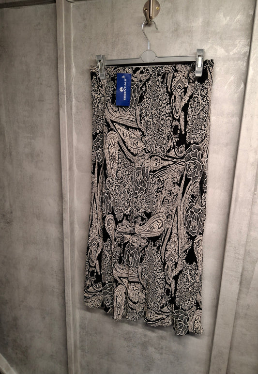 Essentials NWT Black & White Paisley Maxi Skirt – Size 14 – Boho Chic