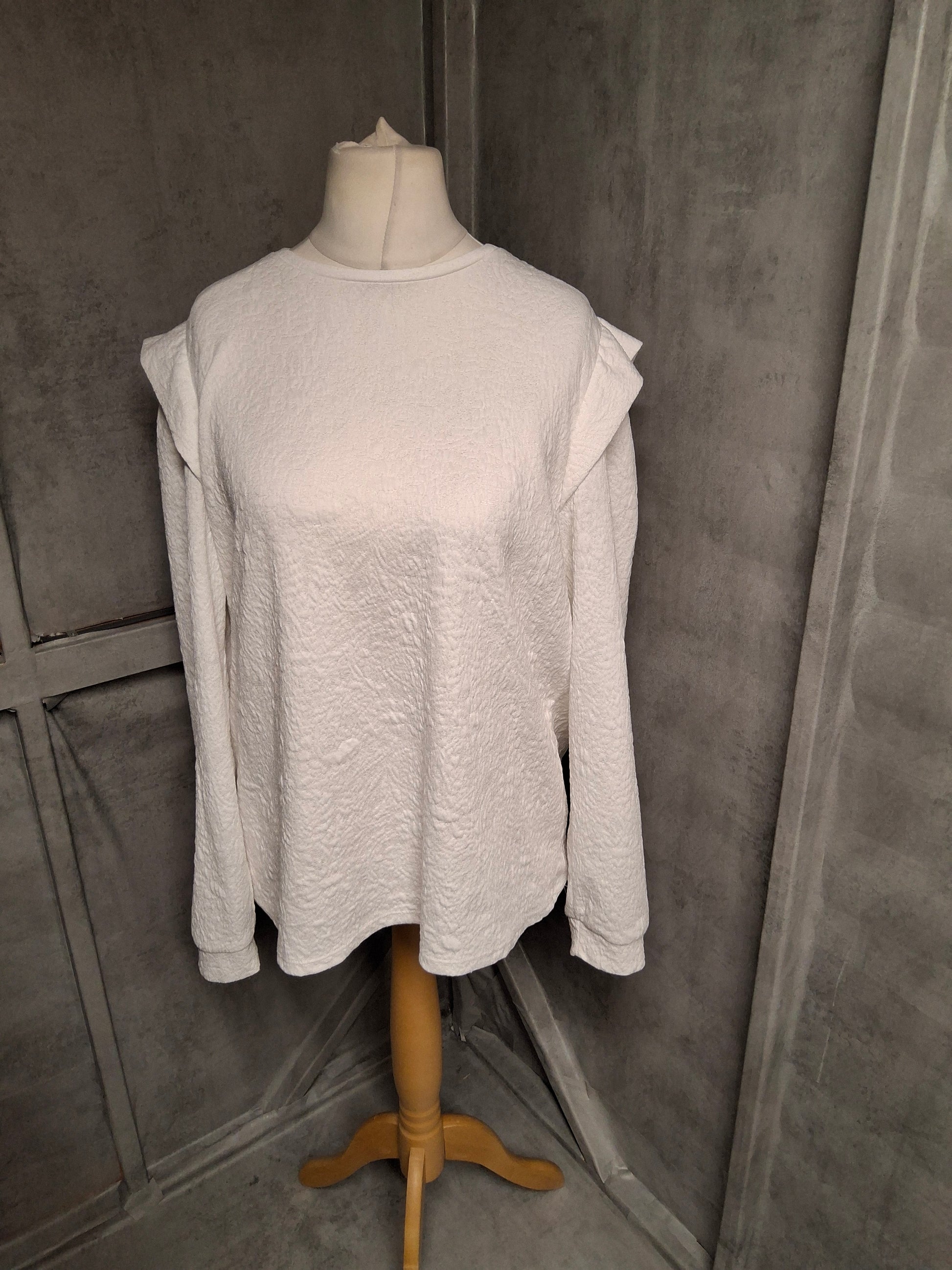 White Embossed Long Sleeve T-Shirt – Matalan – Size 18