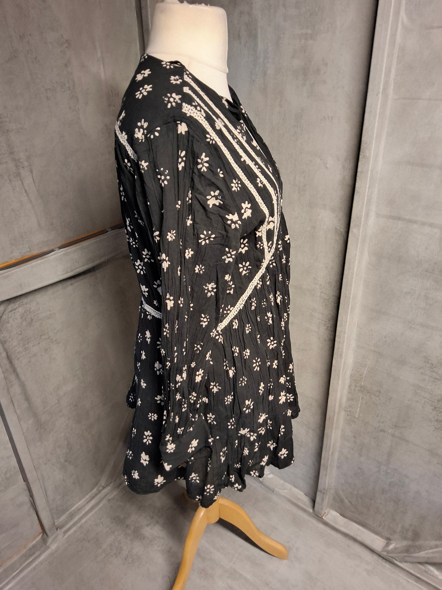 Zara Black & White Patterned Mini Dress – Size M (UK size 10/12) – Long Sleeve V-Neck