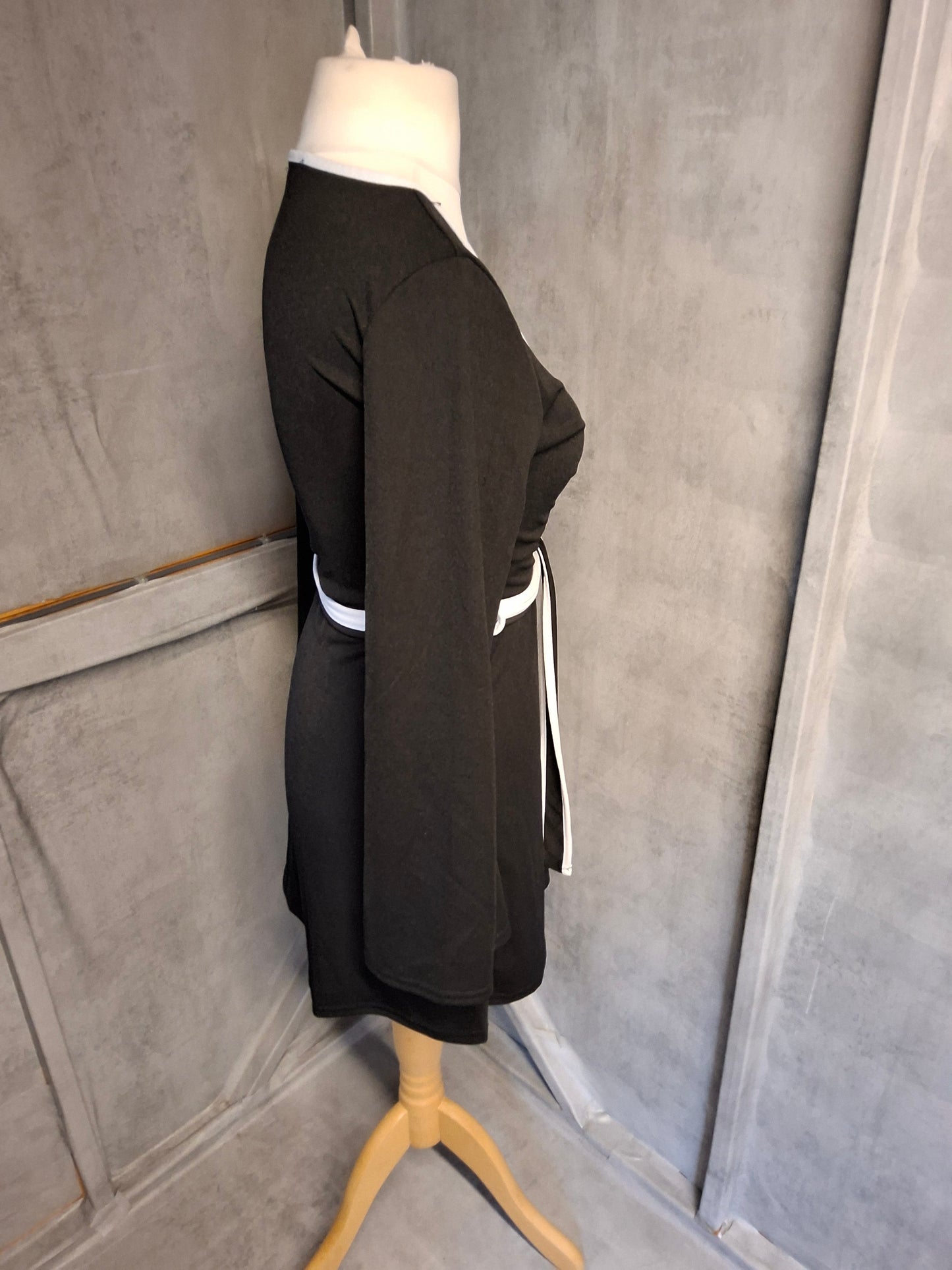 Boohoo Black & White Wrap Dress – Size 10 – Flared Sleeves, Belted Bodycon, Stretch