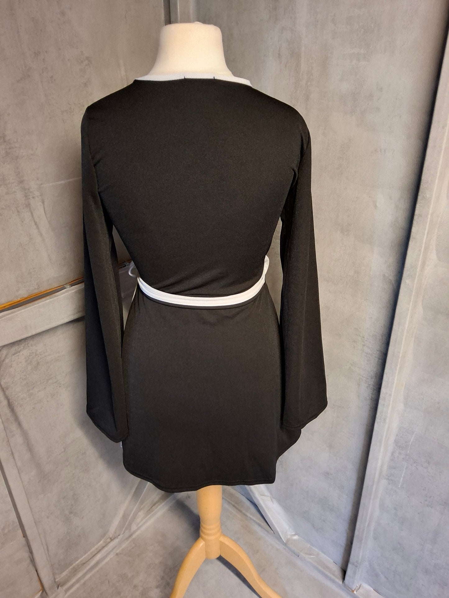Boohoo Black & White Wrap Dress – Size 10 – Flared Sleeves, Belted Bodycon, Stretch