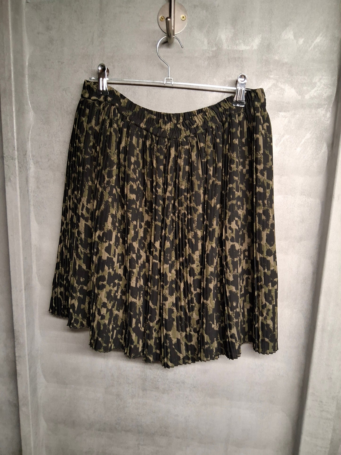 H&M Black & Khaki Animal Print Pleated Mini Skirt – Size S (UK size 8/10)
