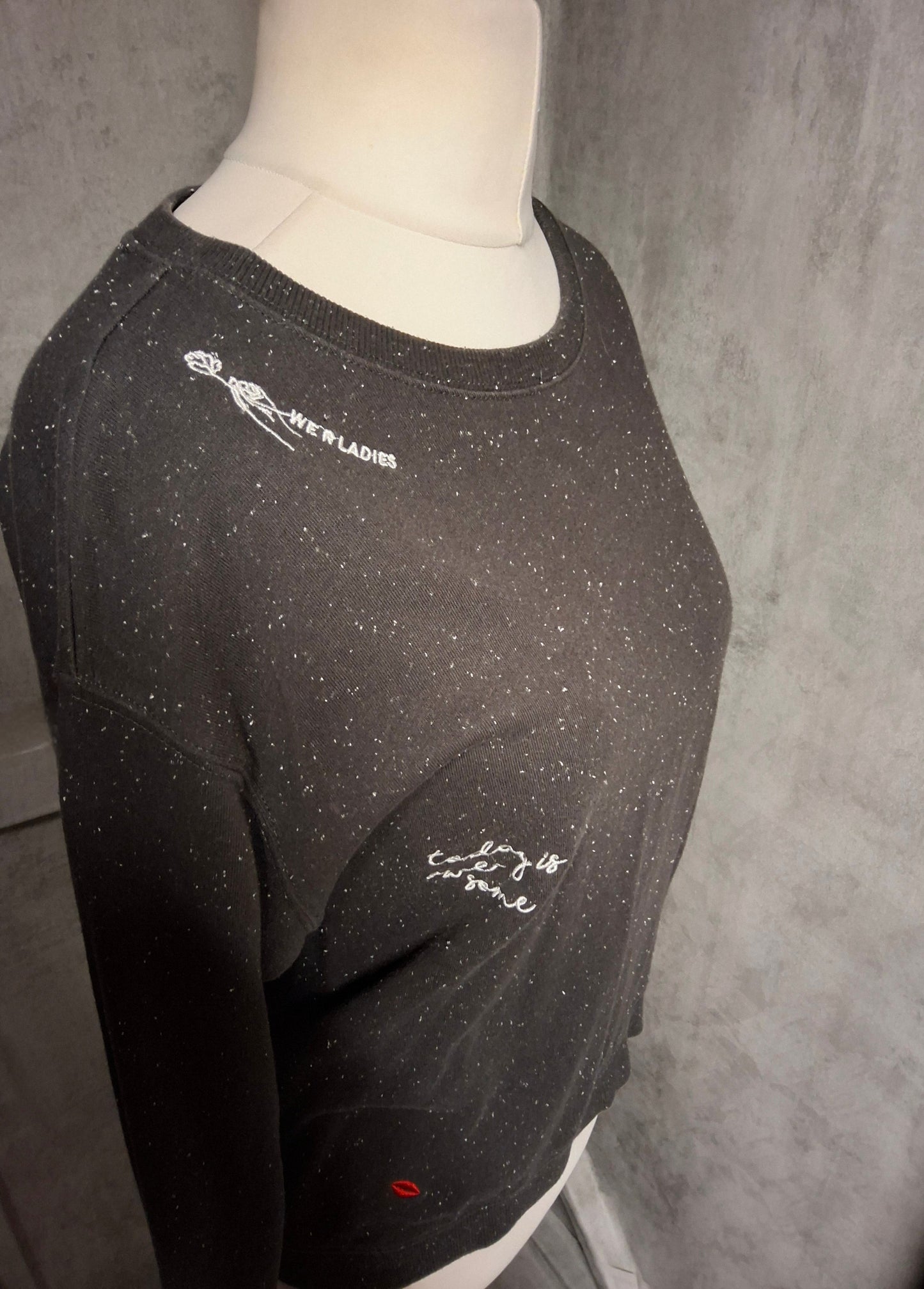 H&M Grey Speckled Slogan Sweatshirt – Size M (UK size 10–12) – “Happiness” Jumper