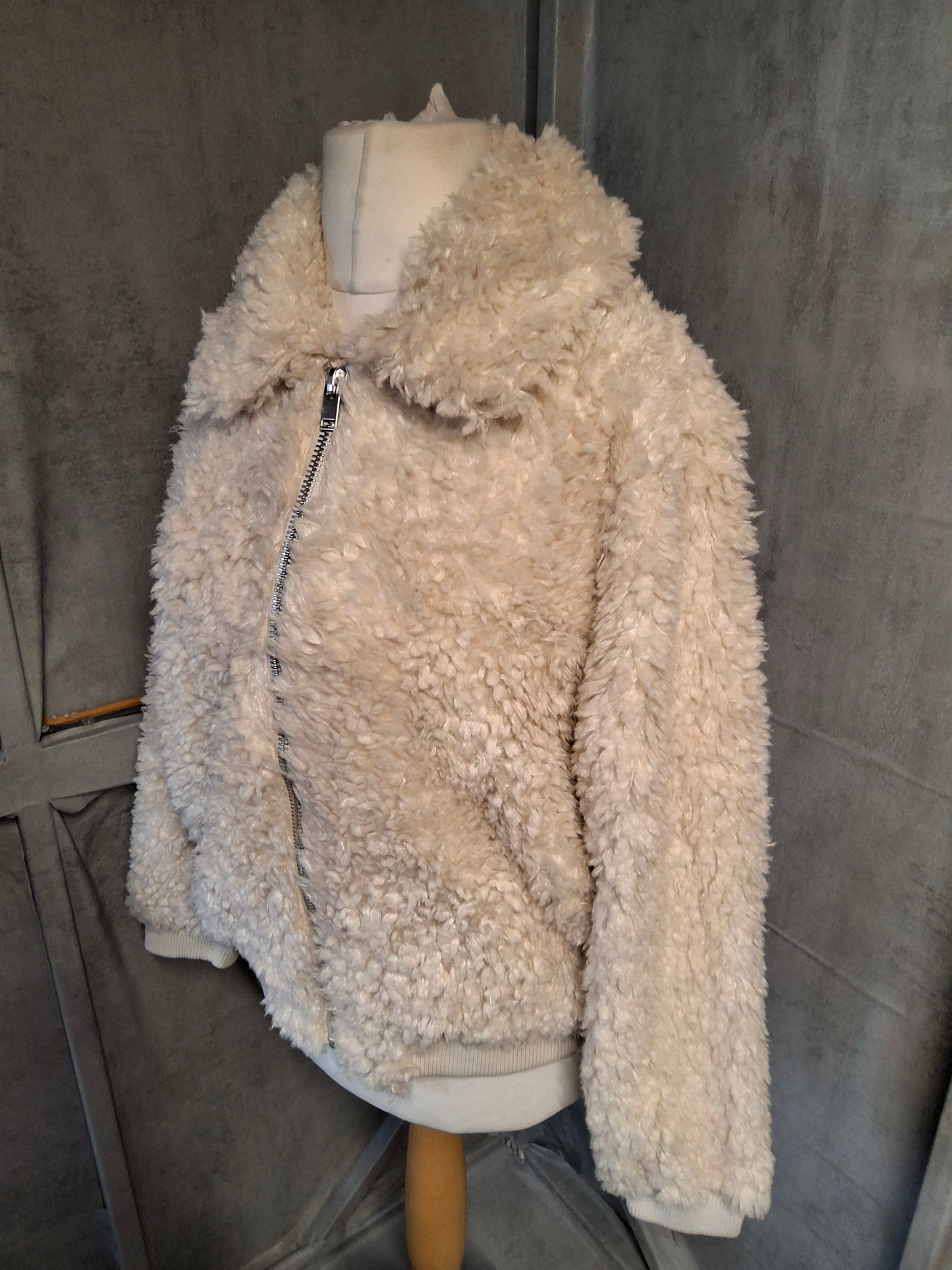 H&M Cream Faux Fur Teddy Coat – Zip Up, Pockets, Lined, Size L (size 16/18) – Cosy Mid Length