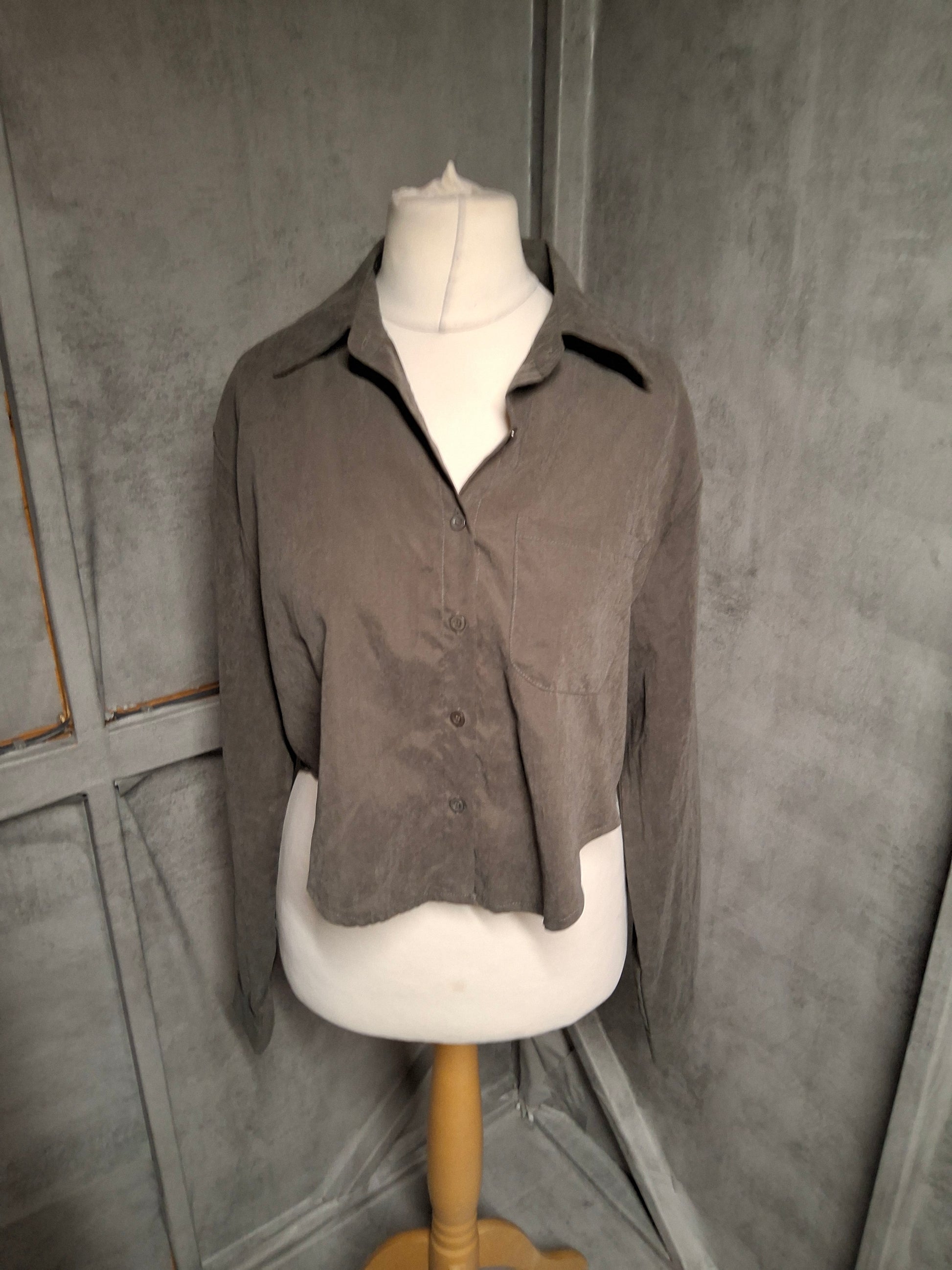 PrettyLittleThing Grey Suede-Feel Cropped Shirt – Size 8 – Smart Casual Button-Up