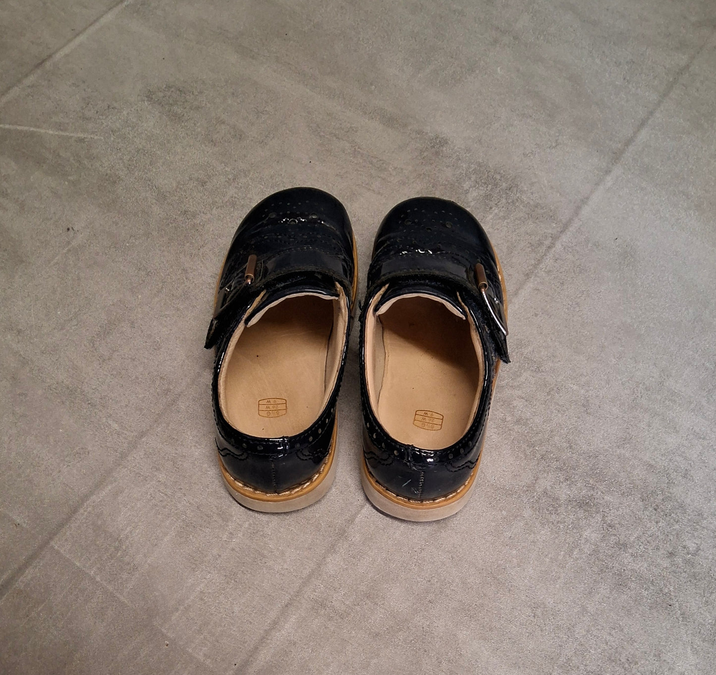 Clarks Navy Patent Brogue Shoes Size 8.5G – Velcro Fastening Kids School Shoes