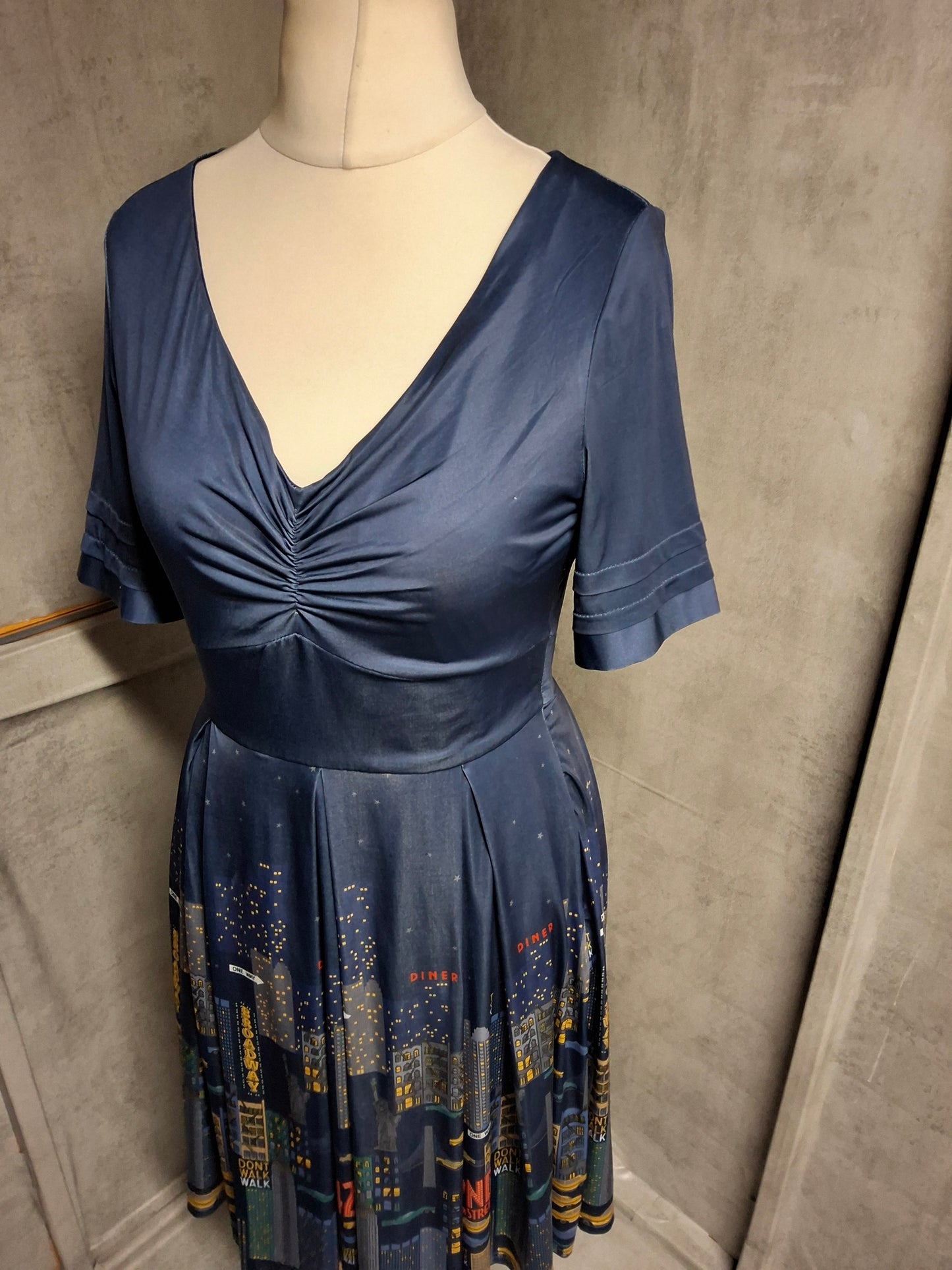 Lindy Bop Navy New York Print Midi Dress – Size 10 – Ruched Bust & Lined