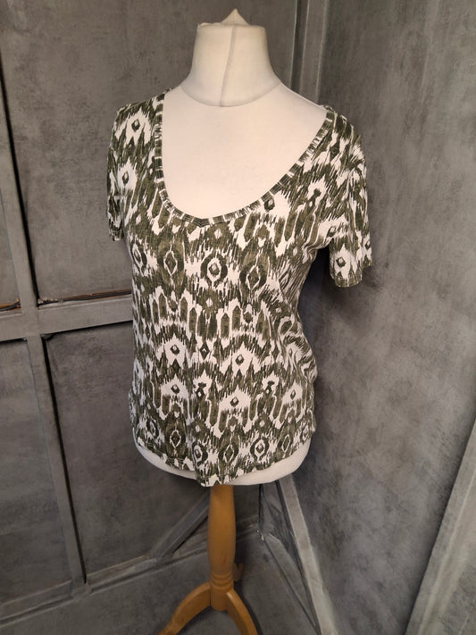 Nutmeg Green Patterned V-Neck T-Shirt – Size 8
