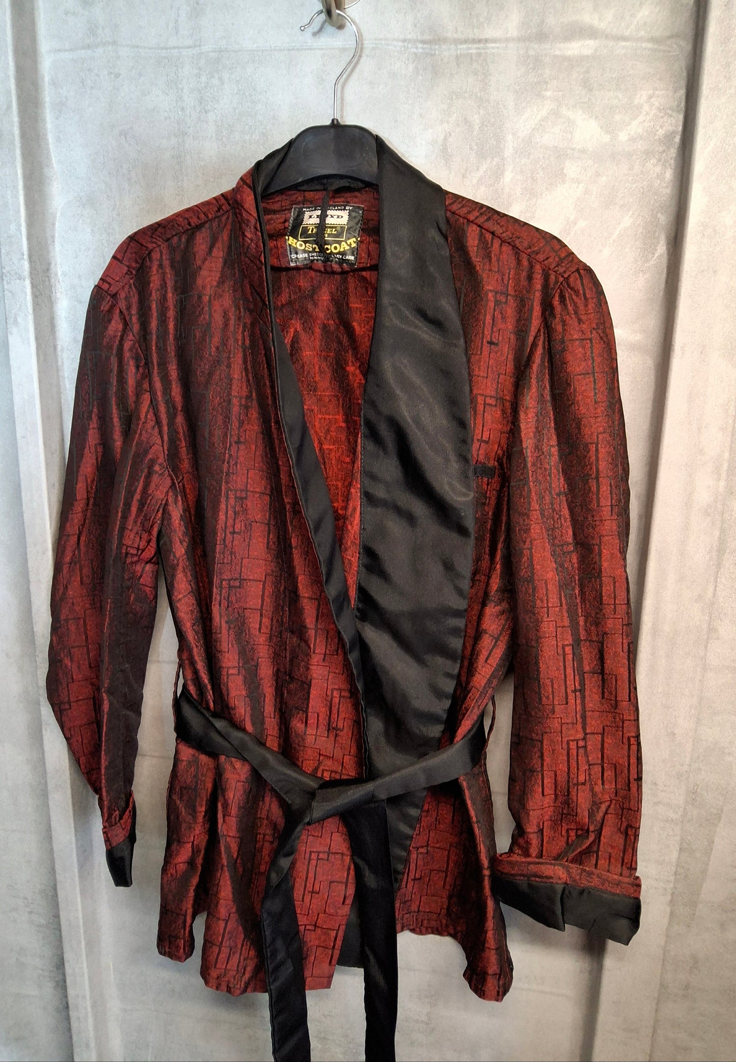 Men’s Vintage Lloyd Host Coat Smoking Jacket – Red & Black Pattern – Belted – Tricel Fibre
