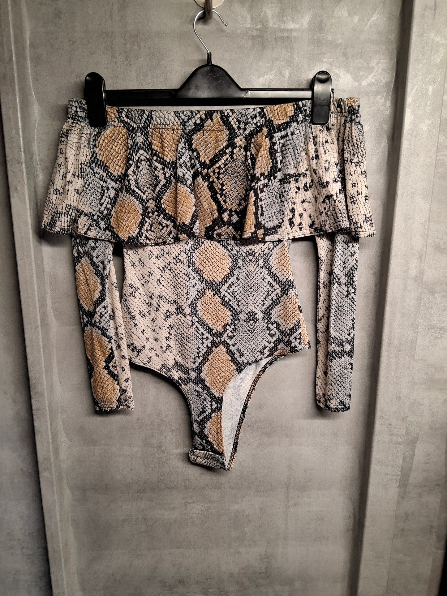 PrettyLittleThing Beige Snakeskin Off-Shoulder Bodysuit – Size 8 – Fierce Party Fit