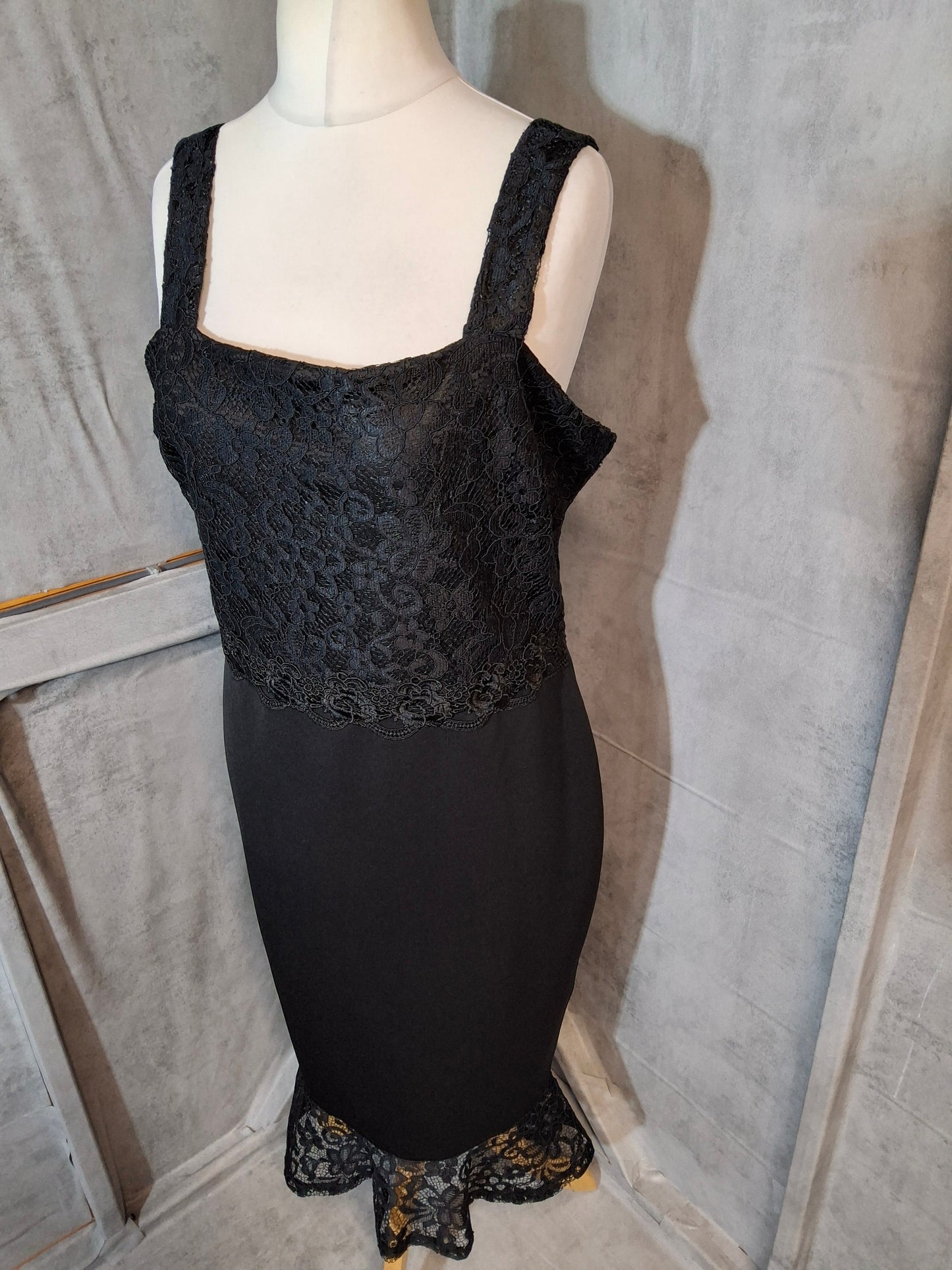 Lipsy London Black Lace Bodycon Midi Dress – Size 16 – NWT