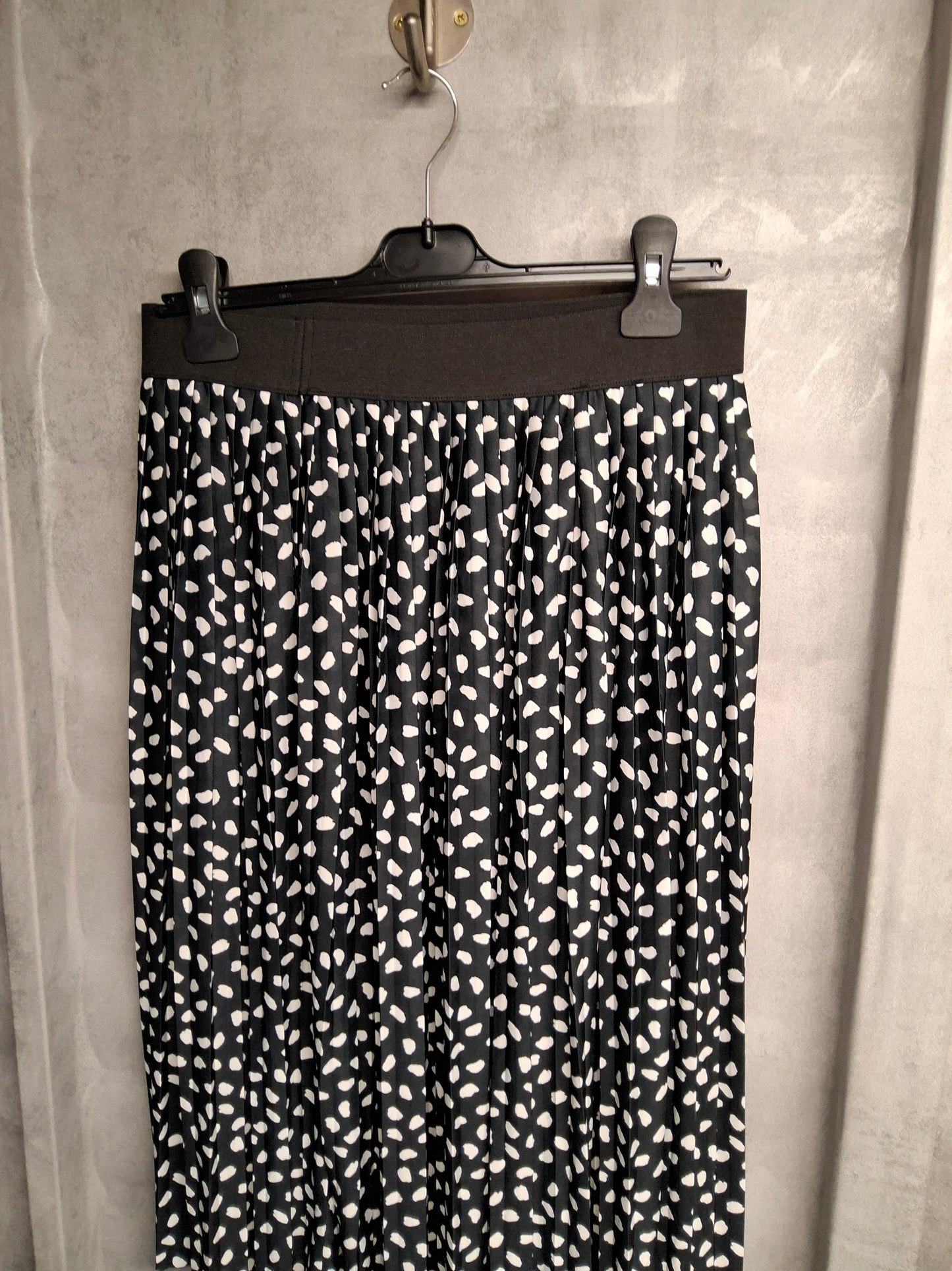Lipsy Black & White Pleated Midi Skirt – Size 12 – Floaty, Spotty & Fabulous
