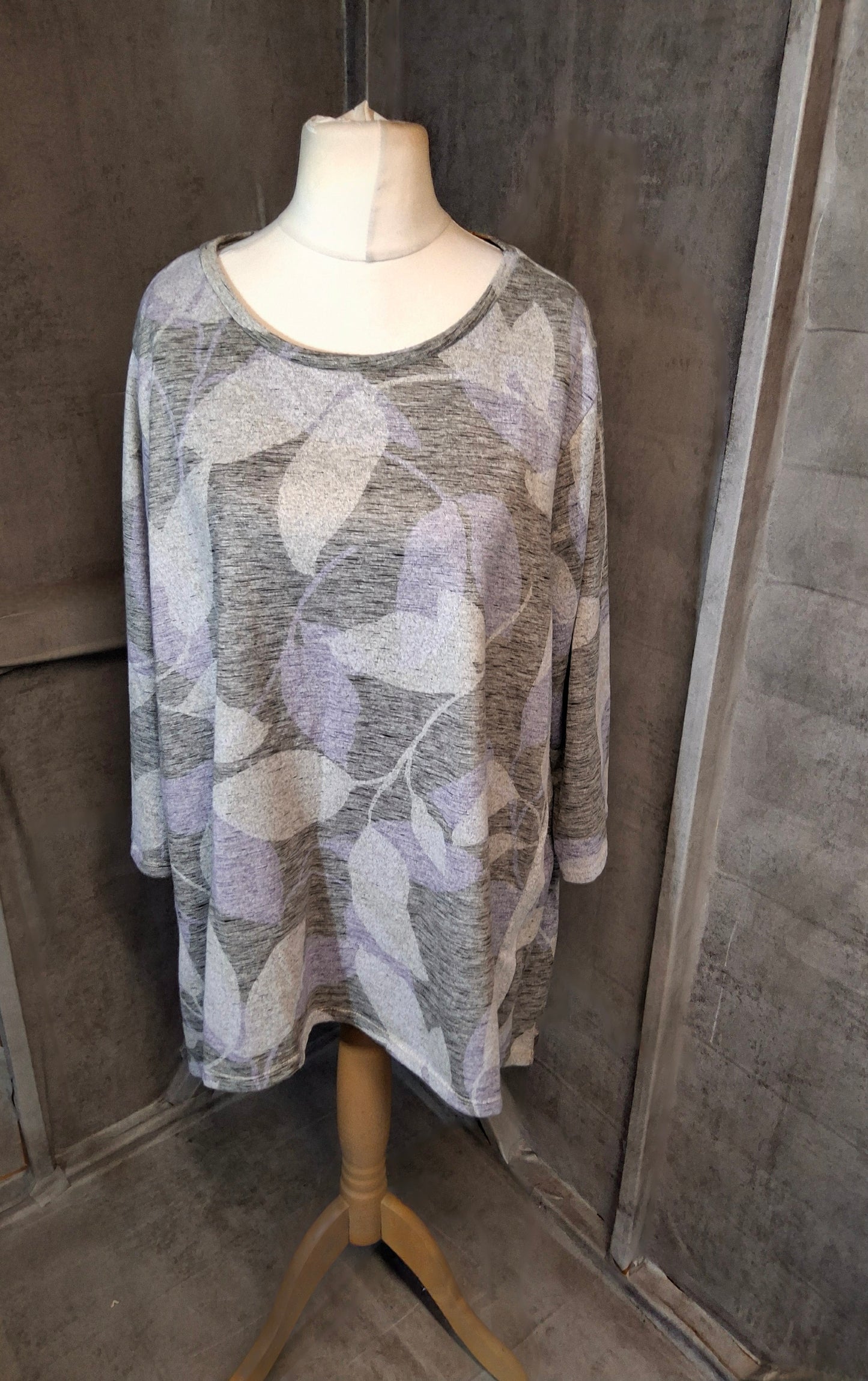 Bonmarché Light Grey & Lilac Leaf Print Jumper – 3/4 Sleeves, Longer Sides – Size 24