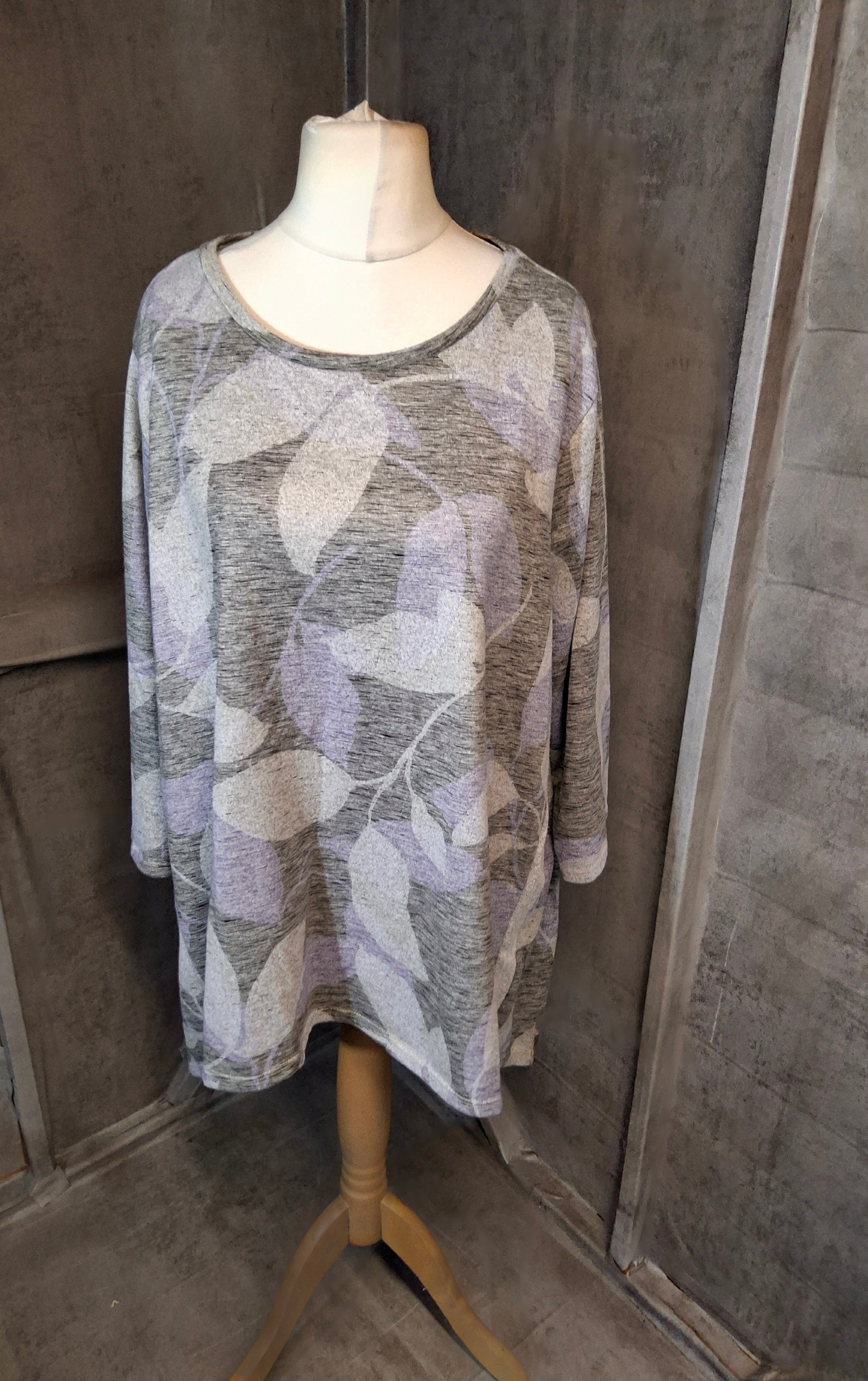 Bonmarché Light Grey & Lilac Leaf Print Jumper – 3/4 Sleeves, Longer Sides – Size 24