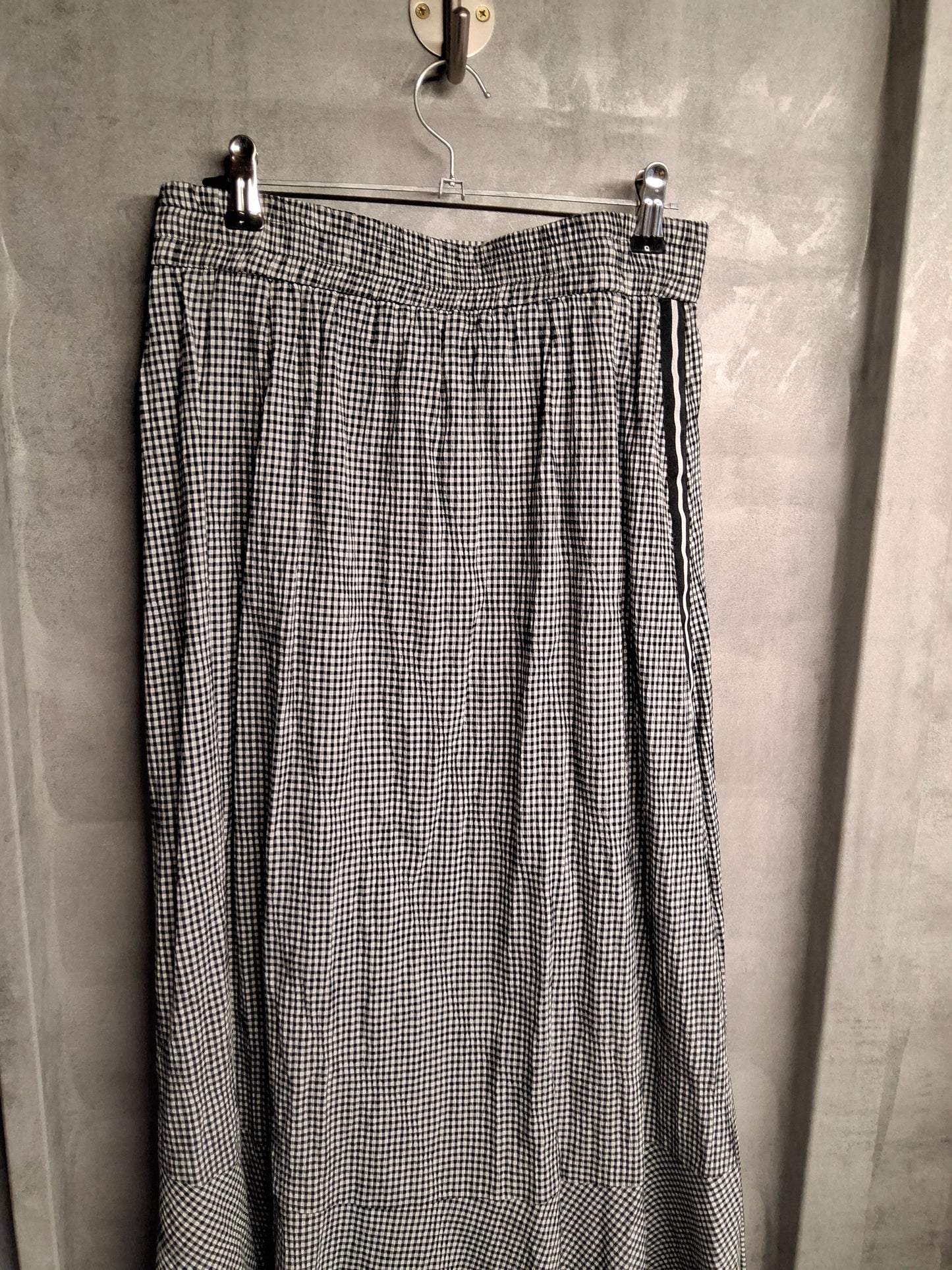 Black & White Checked Asymmetric Midi Skirt – Size 8 – Layered Style