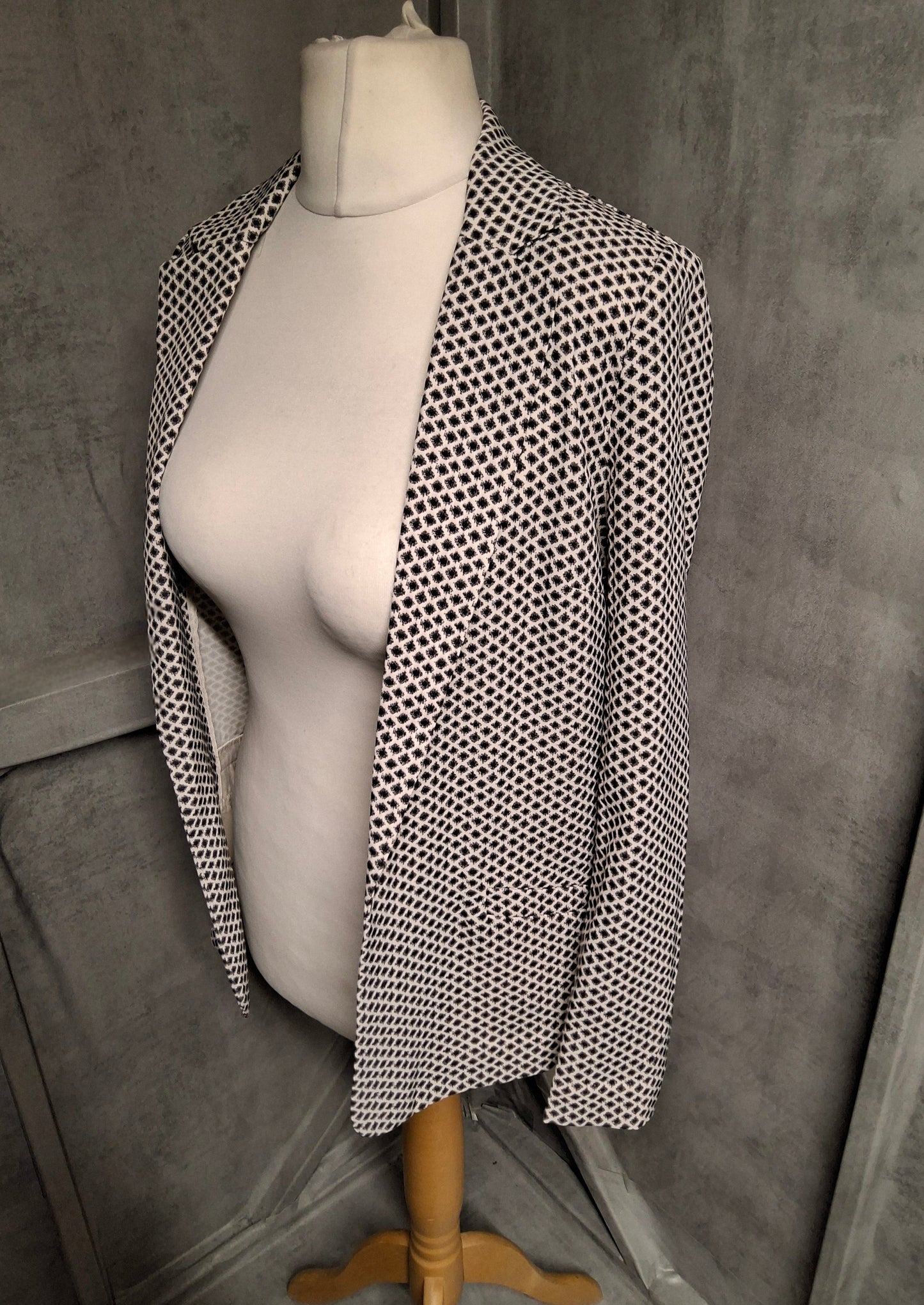 H&M Black & White Geometric Print Blazer – Size 8 – Tailored Monochrome Style