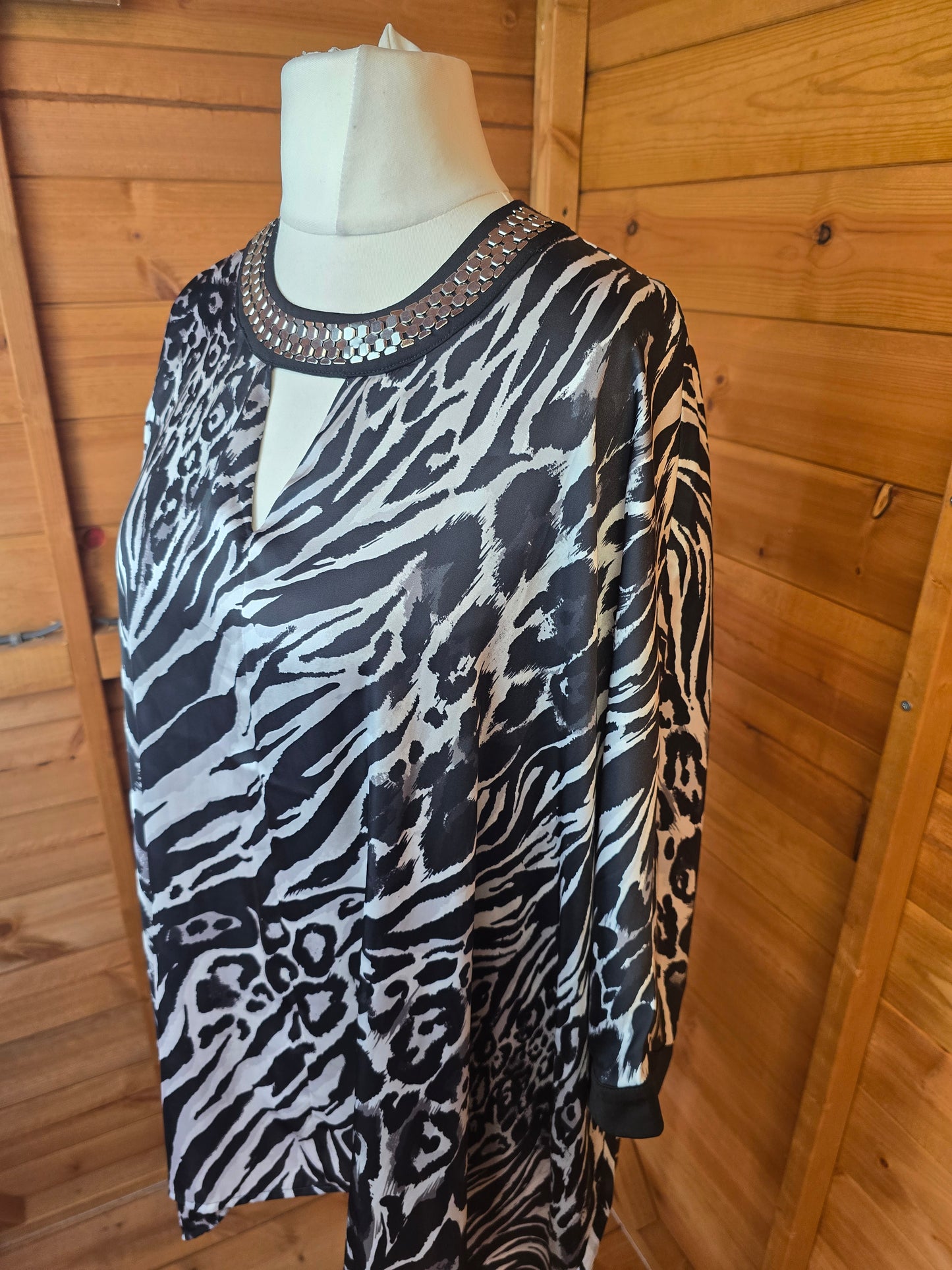 ✨ Julien Macdonald Black & White Animal Print Blouse – Size 8 ✨