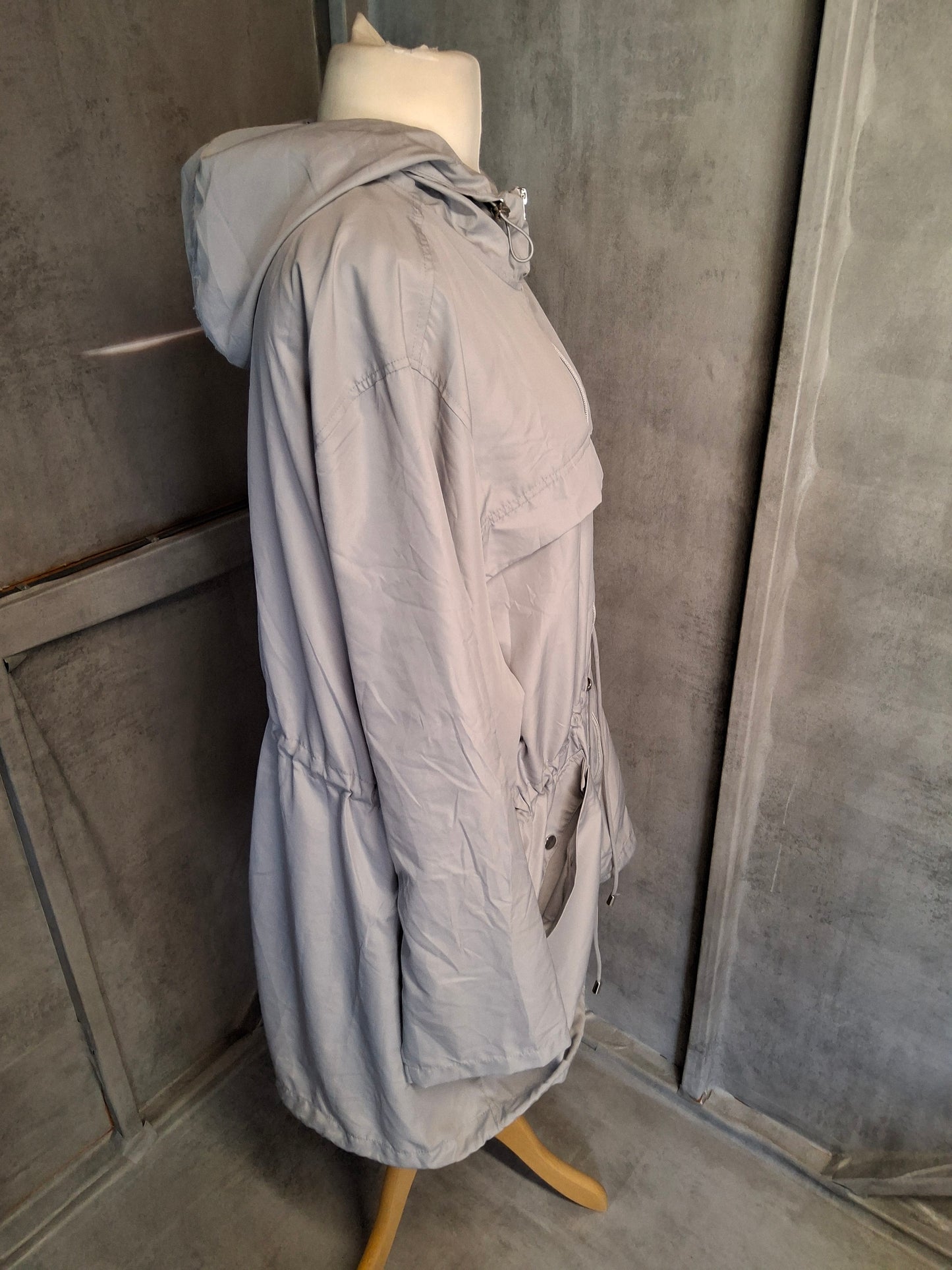Primark Light Grey Lightweight Hooded Raincoat – Size 22/24