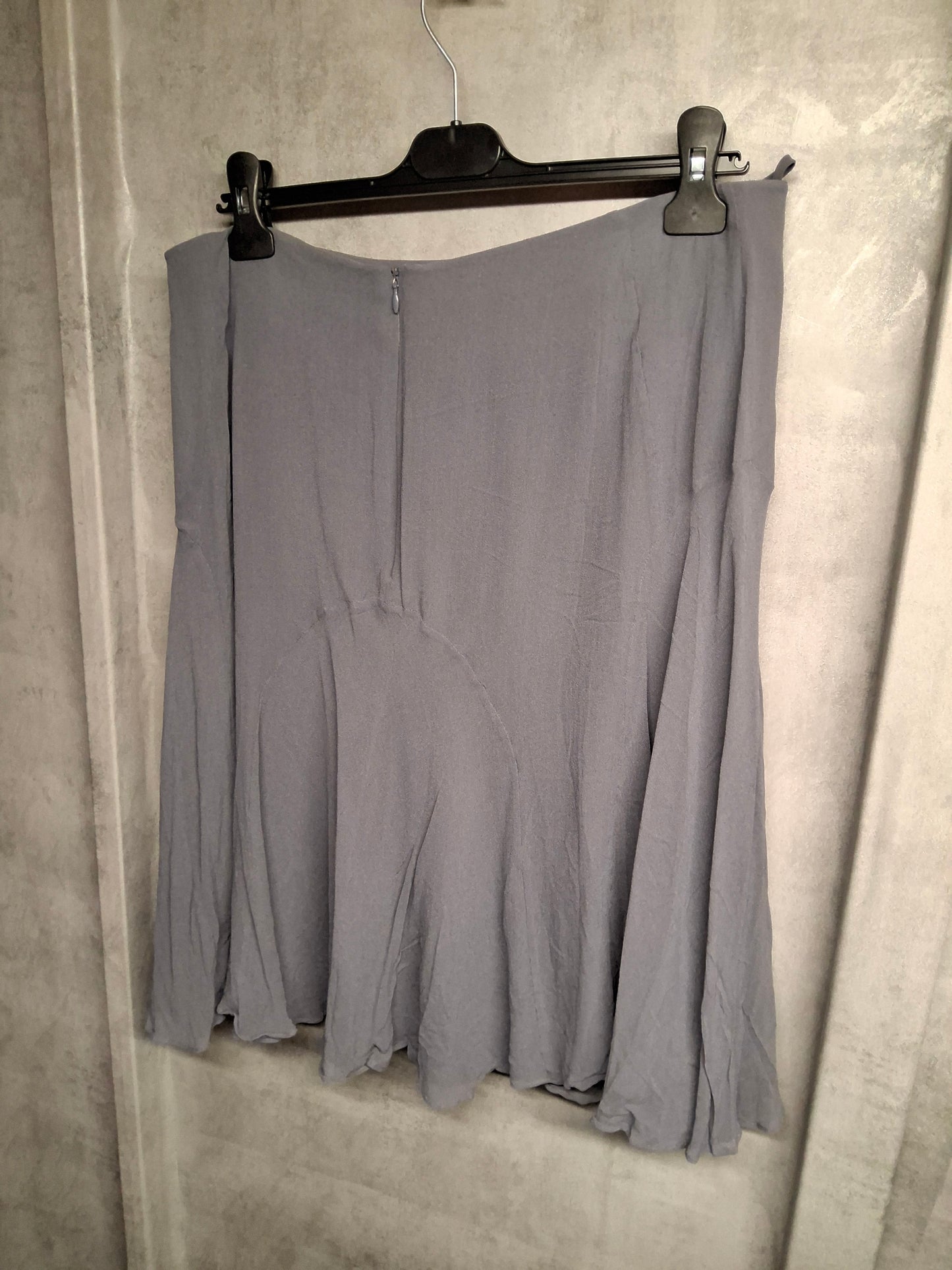 ✨ Episode Grey 100% Silk Skirt – Size 16 (fits Size 14/16) – Lined ✨