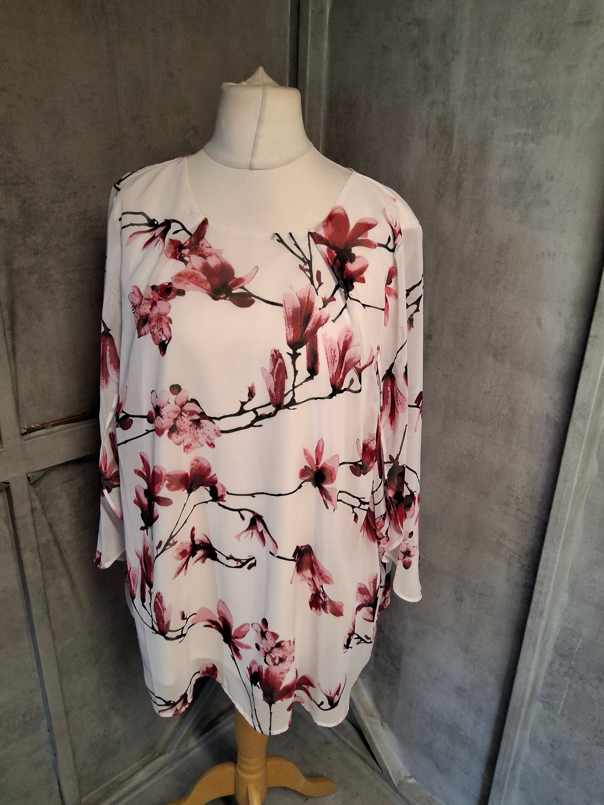 Bonmarché White & Red Floral Blouse – Size 22 | 3/4 Sleeve with Slit Detail | Lined
