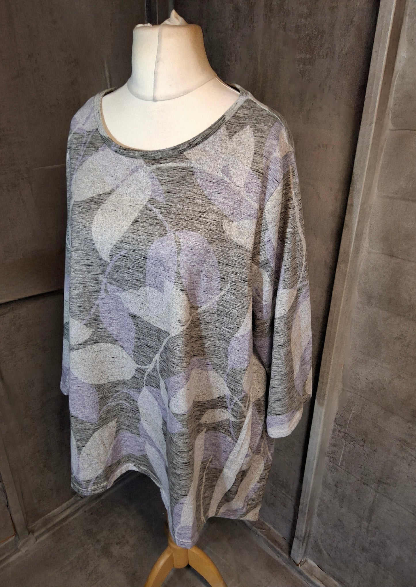Bonmarché Light Grey & Lilac Leaf Print Jumper – 3/4 Sleeves, Longer Sides – Size 24