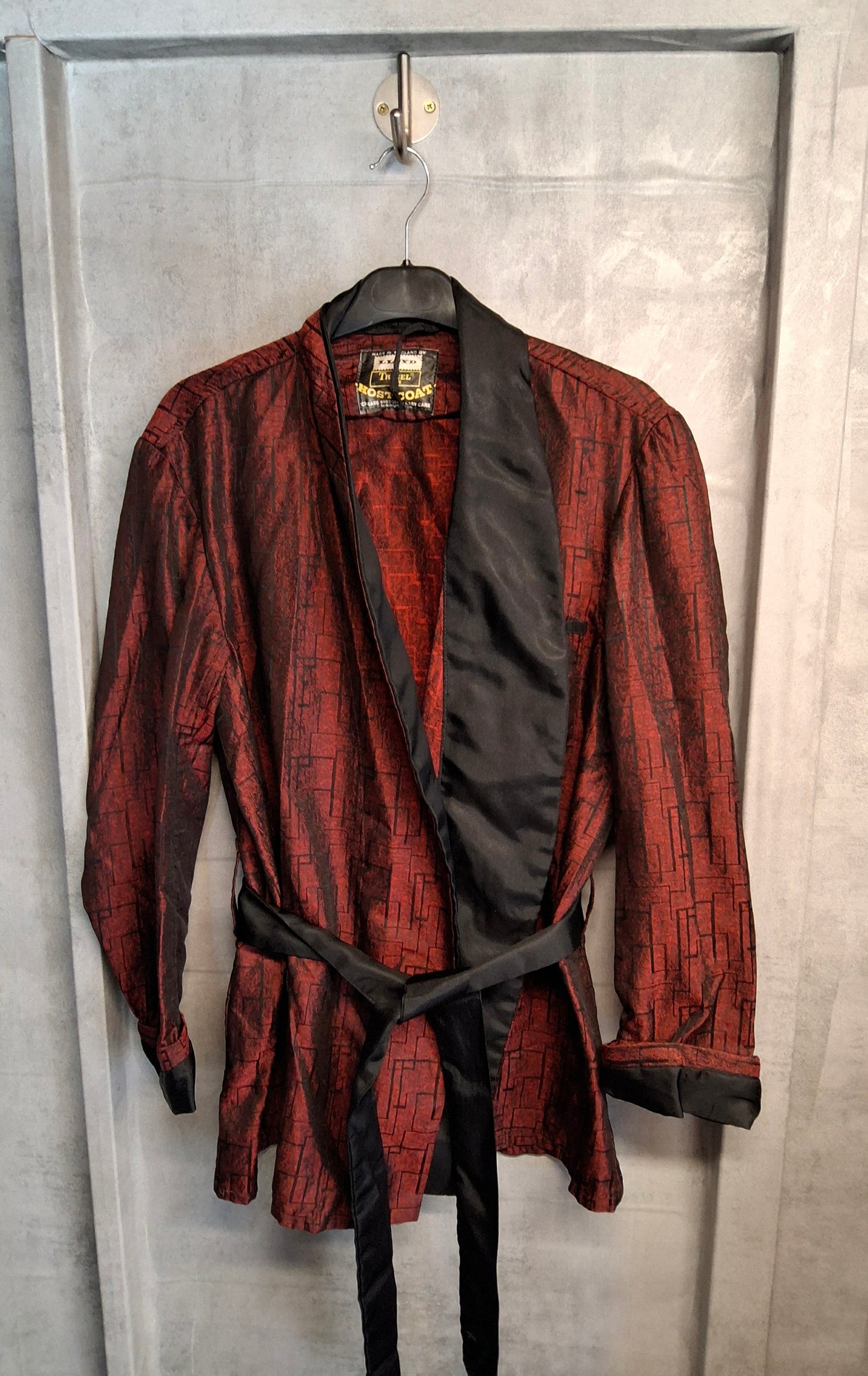 Men’s Vintage Lloyd Host Coat Smoking Jacket – Red & Black Pattern – Belted – Tricel Fibre –