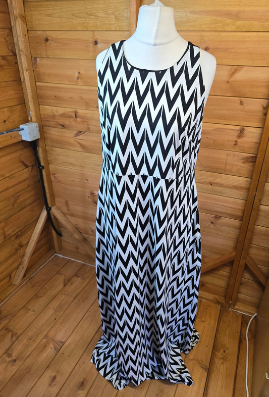 Simply Be Chevron Maxi Dress – Size 16 – Stretch Polyester – Bold Print
