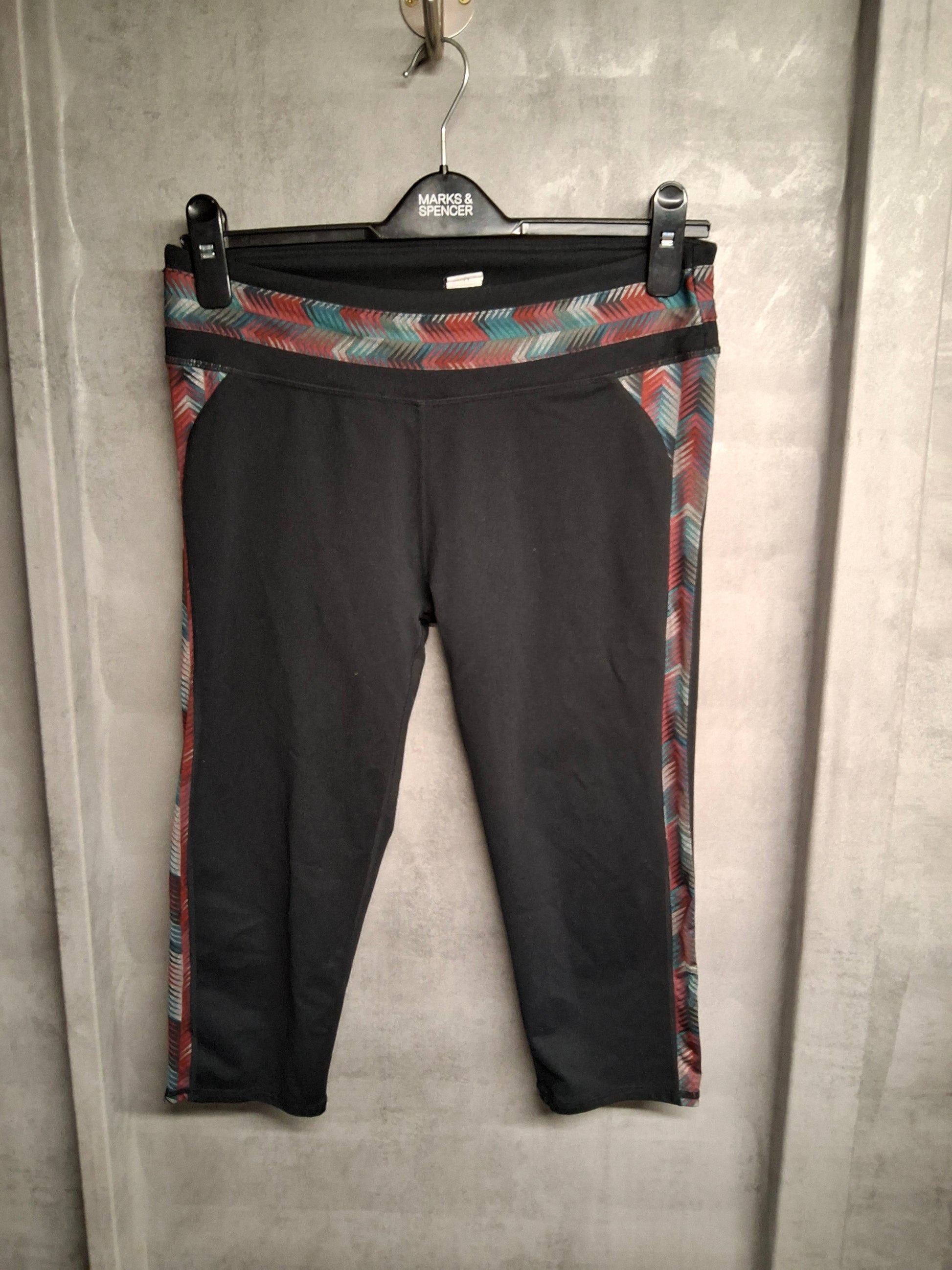 Fabletics Cropped Gym Leggings – Size M (UK 10/12) – Black with Bold Colourblock Sides
