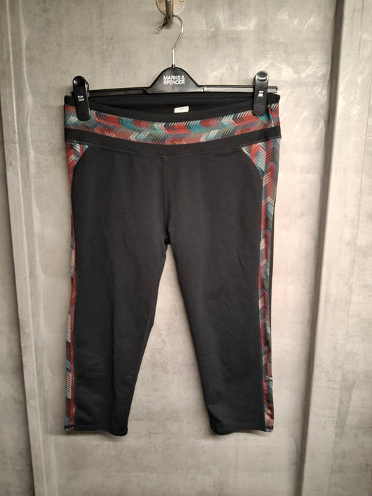 Fabletics Cropped Gym Leggings – Size M (UK 10/12) – Black with Bold Colourblock Sides
