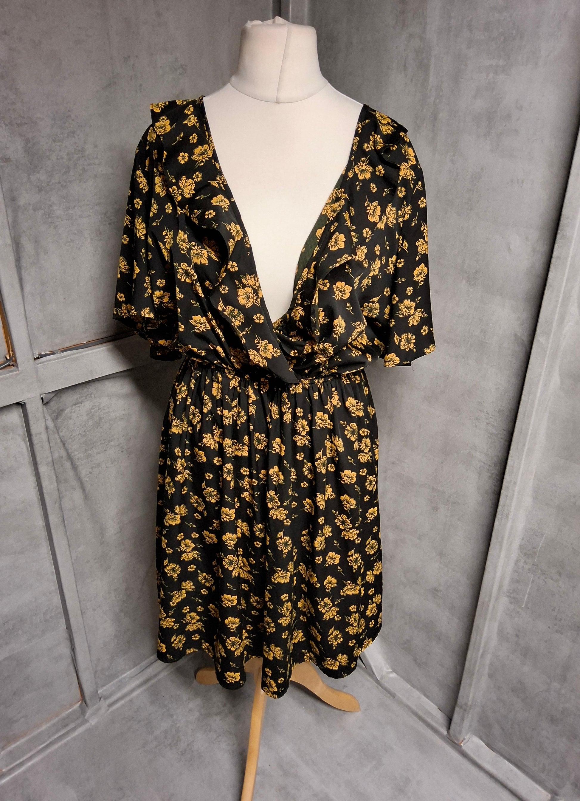 New Look Curves Black Floral Ruffle Midi Dress – Size 20 – Batwing Sleeves & V-Neck