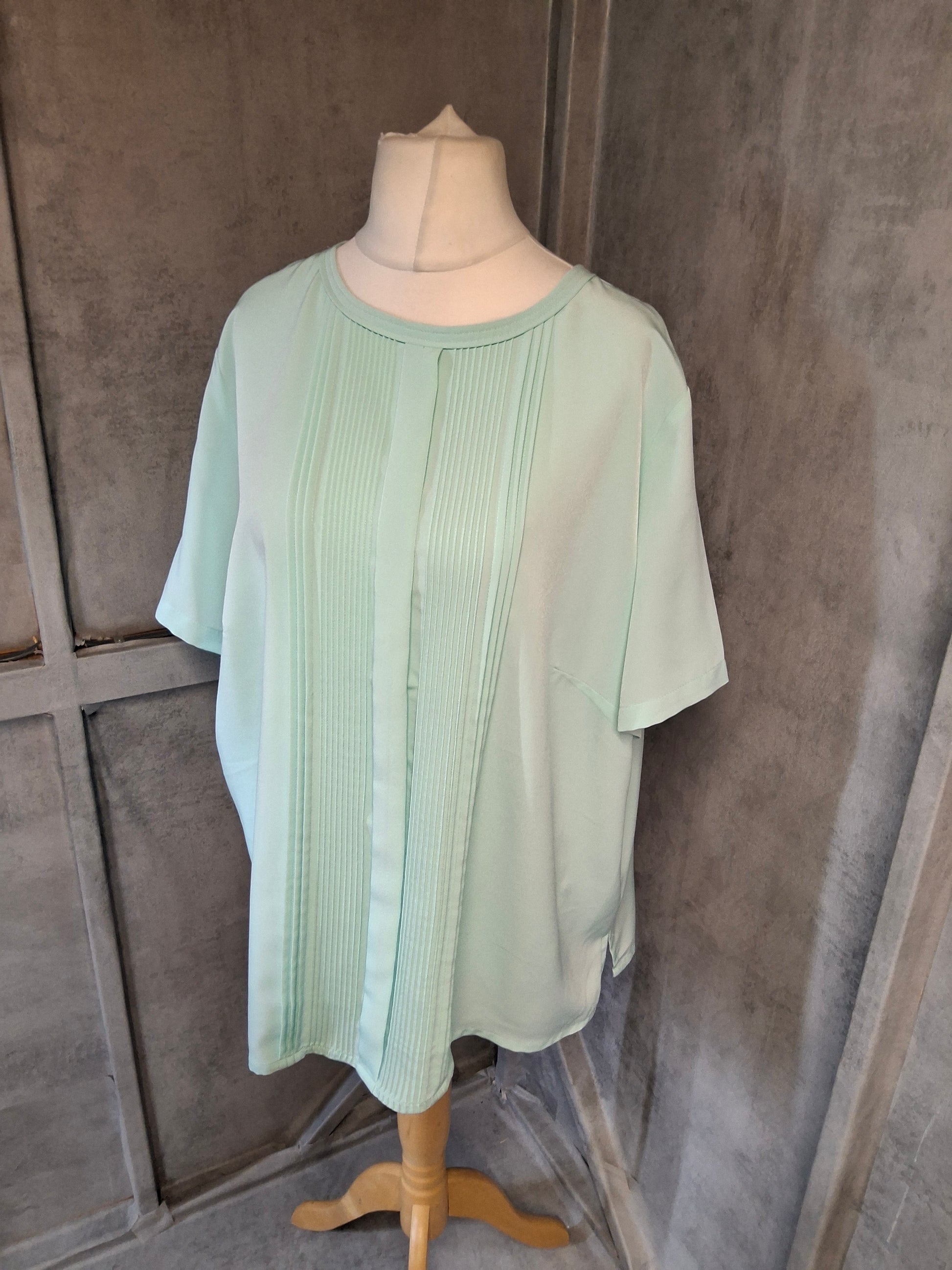 Victoria Layne Mint Green Blouse – Size 24 – Pintuck Front – 100% Polyester