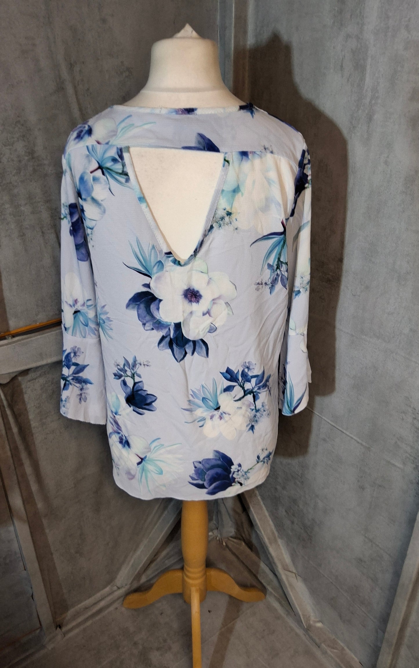 Quiz Light Blue Floral Flared Top – Size 12 – ¾ Sleeve Cutout Back Blouse