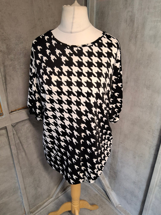 Matalan Black & White Houndstooth Top – Size 16 | Short Sleeve, Bold Print & Easy Everyday Wear
