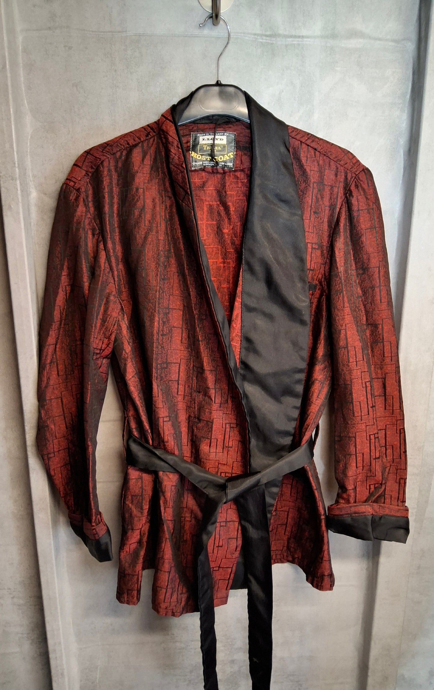 Men’s Vintage Lloyd Host Coat Smoking Jacket – Red & Black Pattern – Belted – Tricel Fibre