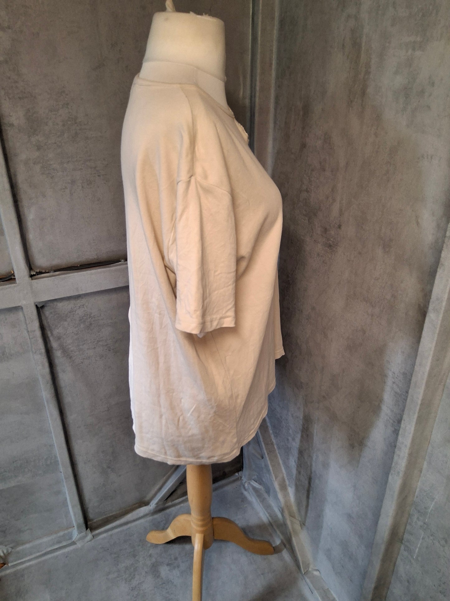 Honor Millburn Beige Floral Embroidered T-Shirt – Size 22/24 – 100% Cotton