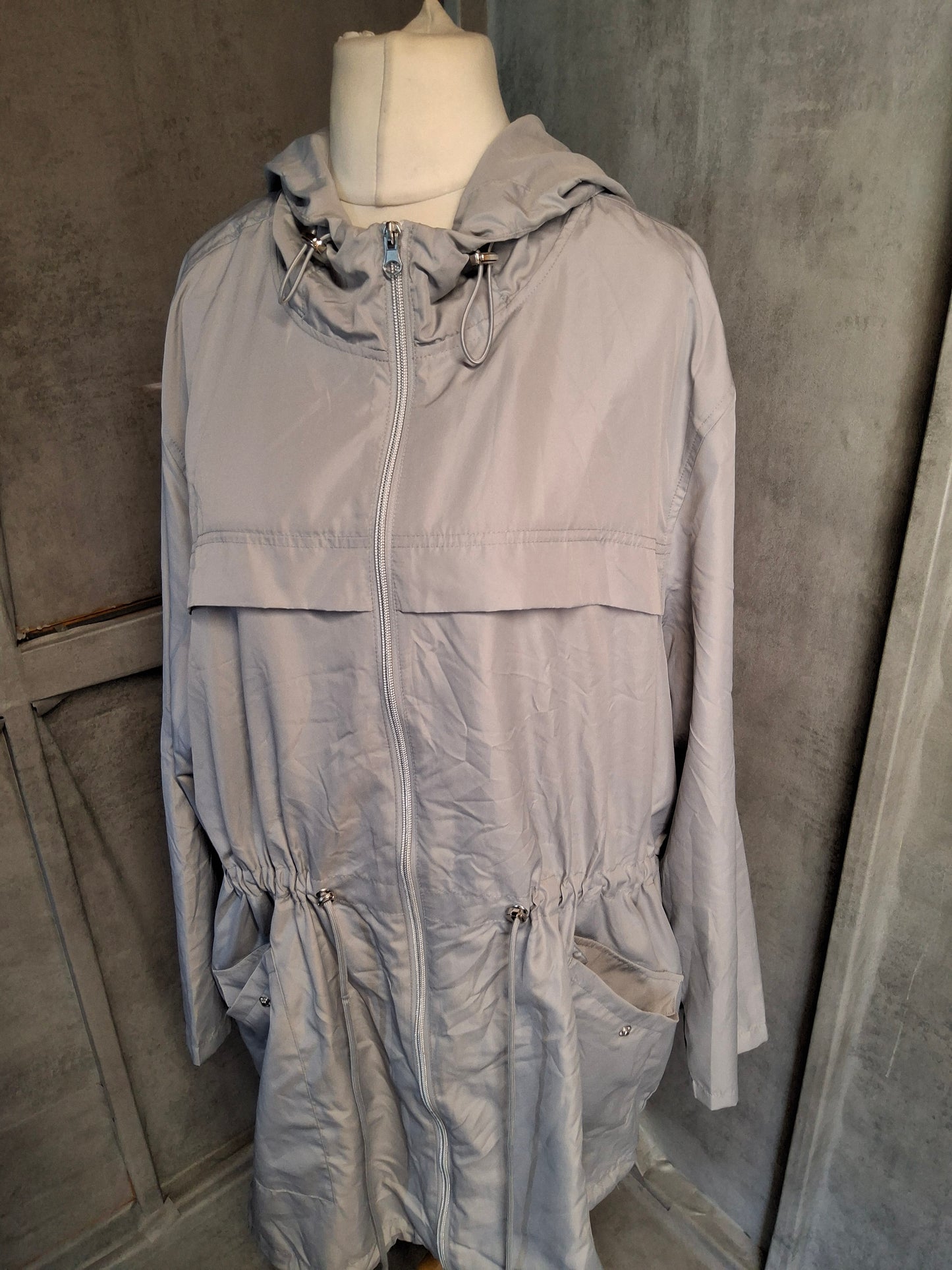 Primark Light Grey Lightweight Hooded Raincoat – Size 22/24