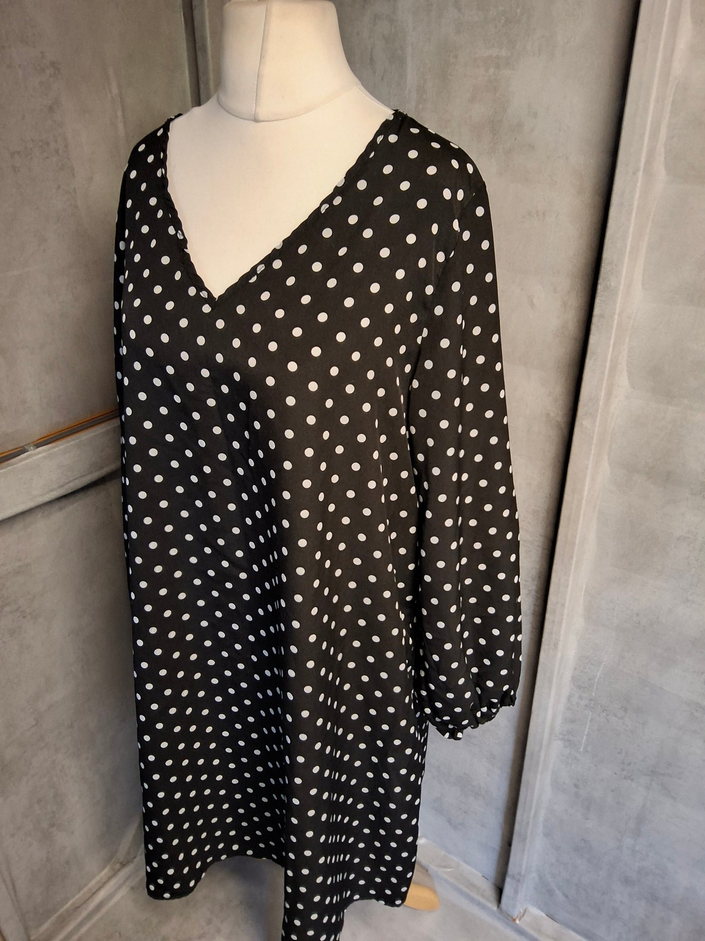 Emery Rose Black & White Polka Dot V-Neck Dress – Size XL ( size 16/18) – Long Sleeved A-Line
